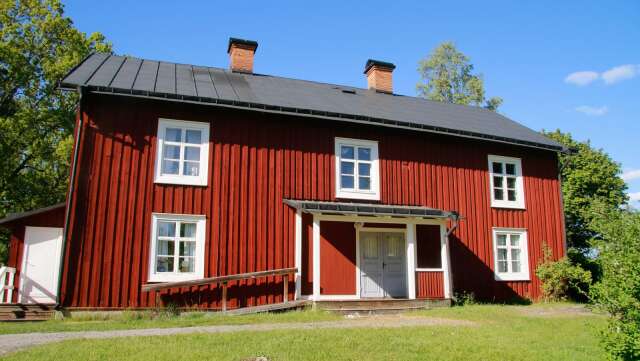 Arbetarmuseet Gråbo i Karlskoga håller öppet i sommar, för första gången på två år. Kliv in genom dörrarna och se arbetarhem från år 1885, 1918 och 1942. En utställning om anslagstavlor visas även i sommar. 