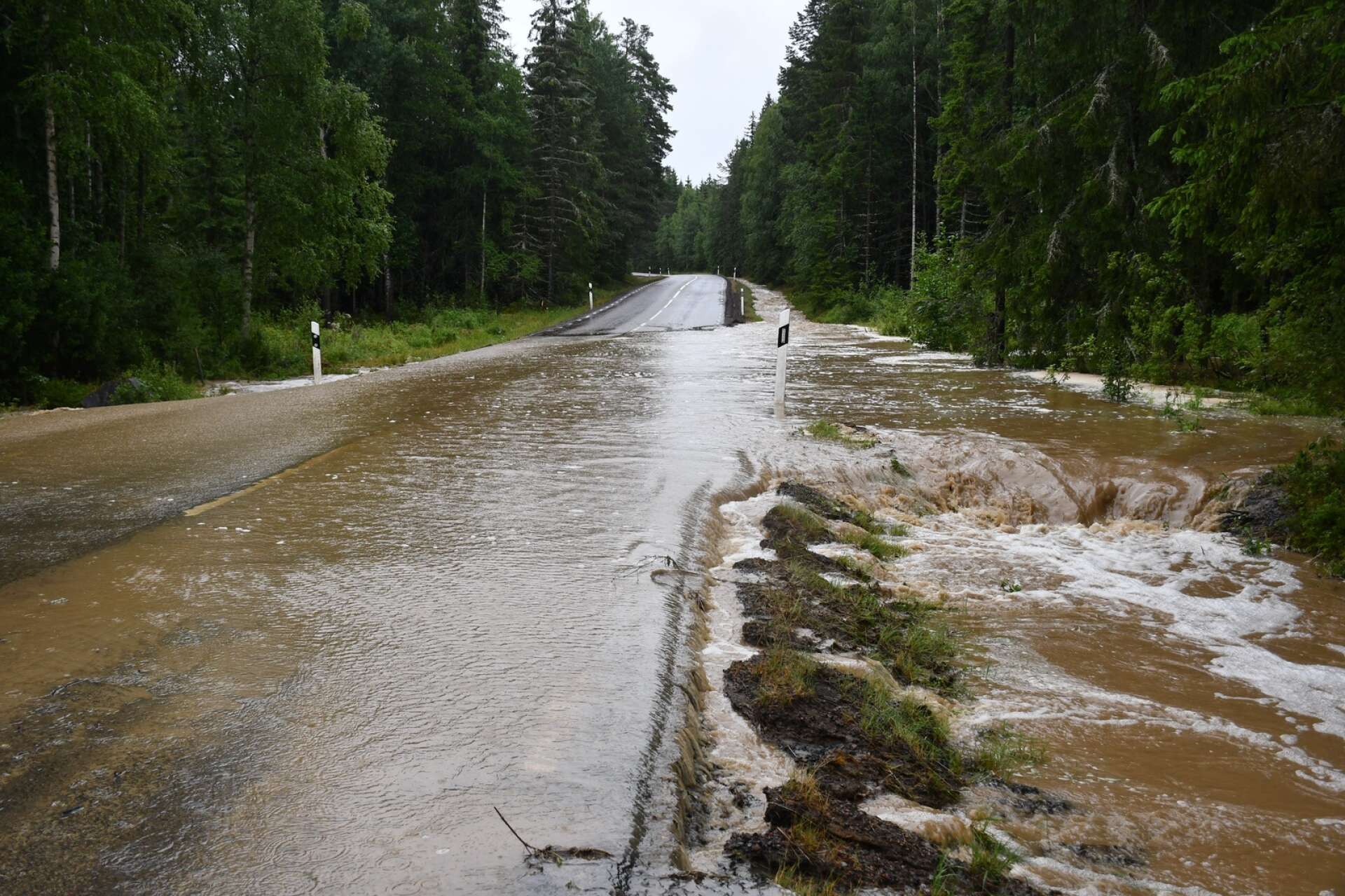 I fredags öste regnet ner och vägen mellan Sunne och Torsby svämmade över.