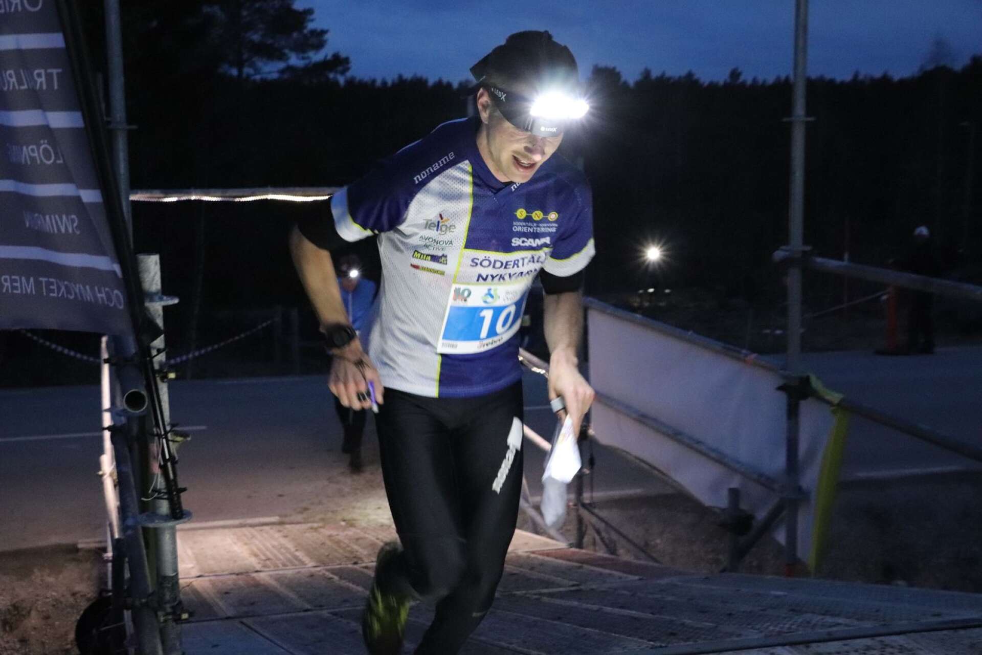 Tidigare Karlstadsorienteraren Jonas Leandersson är numer mest maratonlöpare och landslagstränare för sprintlandslaget i orientering. Det hindrar honom inte från att prestera i skogen. Han förde upp sitt Södertälje-Nykvarn till ledning på sjunde sträckan.