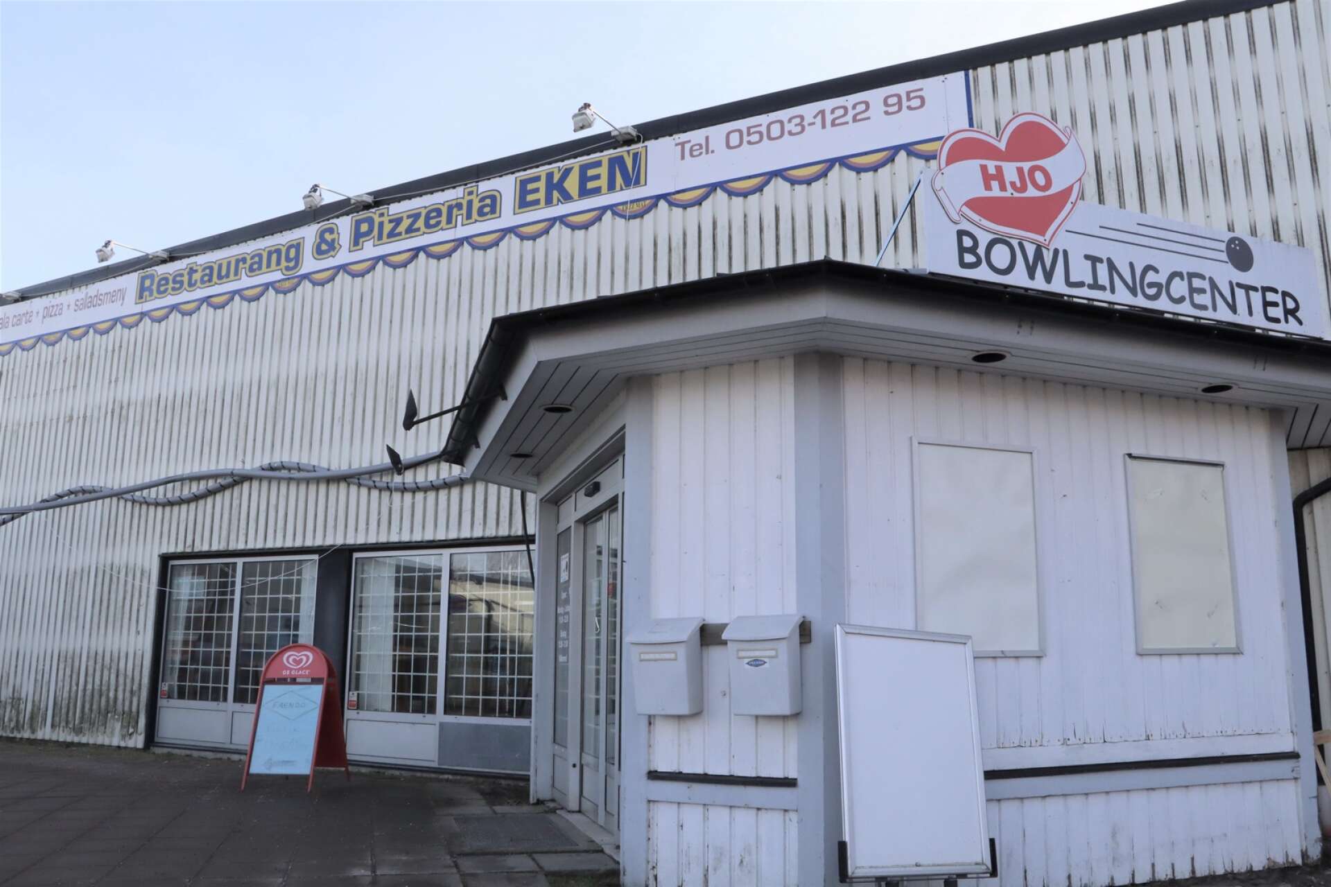 Hjo bowlingcenter och Restaurang &amp; Pizzeria Eken i Hjo mister sitt alkoholtillstånd. 
