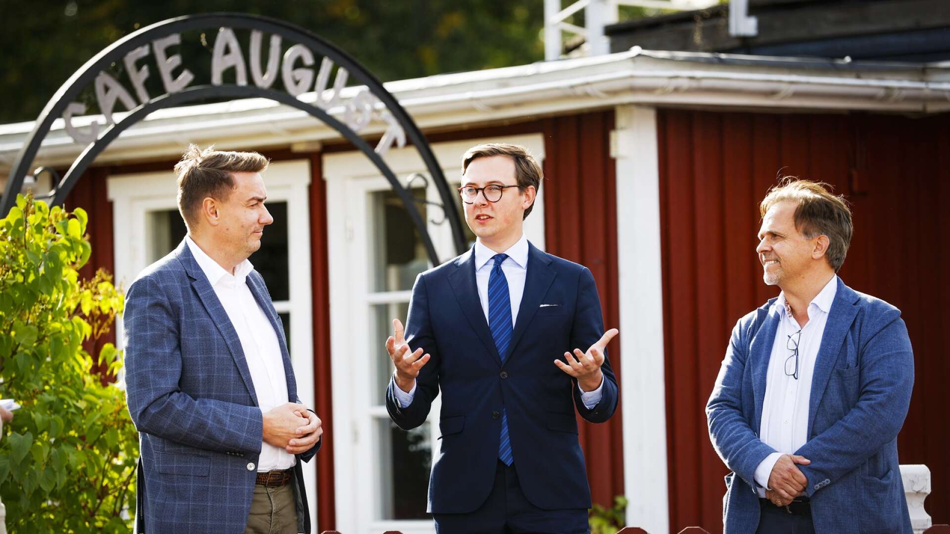 Café August säljs till Karlstads kommun. Den borgerliga oppositionen, Erik Nilsson (KD), Alexander Torin (M) och Niklas Wikström (L), som inte visste om köpet är nu kritiska.