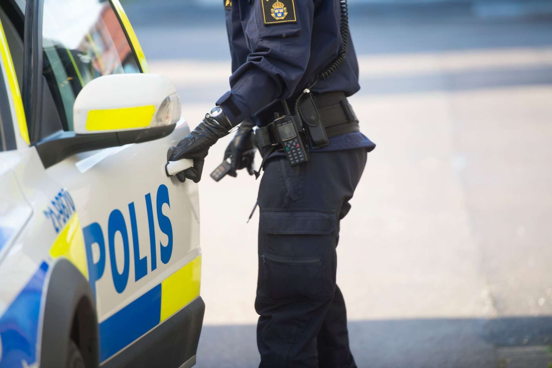 En polispatrull i Edsvalla blev invinkad av en man som hade problem med sin inneboende. Bilden är en genrebild.