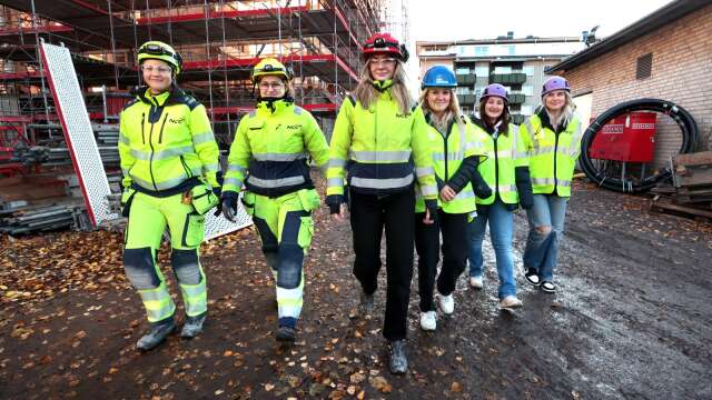Kristin Brandenberg, 32, Elin Thimfors, 29, och Linnea Sandberg, 21, jobbar som snickare på NCC. Fanny Blomberg, Thea Nilsson och Elvina Lovnér, 16, går första året på bygglinjen på Nobelgymnasiet. 