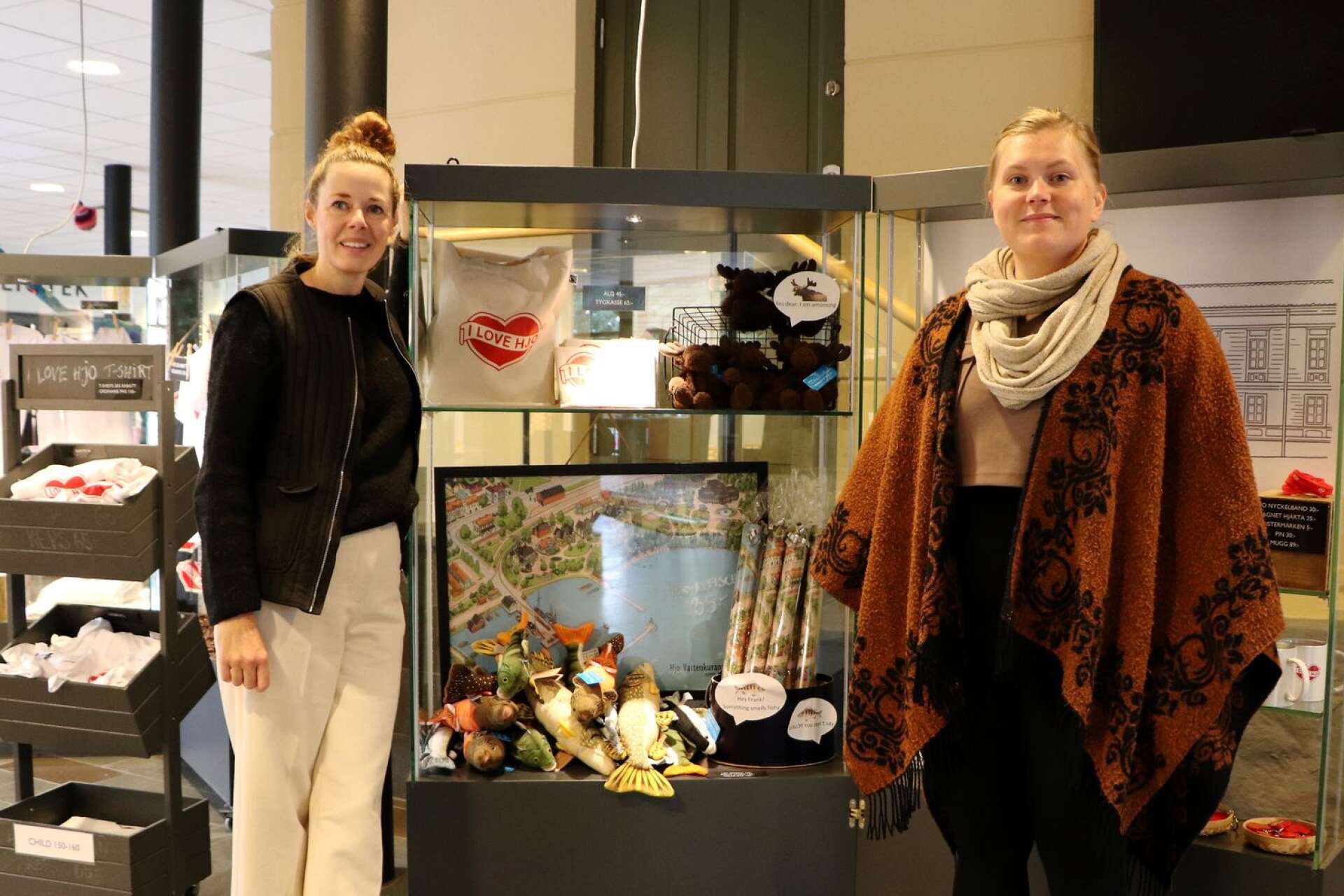 Lotta Persson, besöksnäringsutvecklare, och Sara Taijonlahti, turistassistent är nöjda med årets turistsäsong.