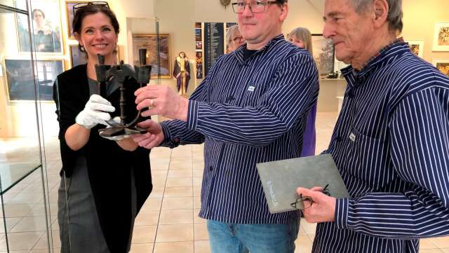 Här lämnar Urban Eriksson och sin far James över originalet av Taserudsstaken till Rackstadmuseets chef Anna Skoglund.