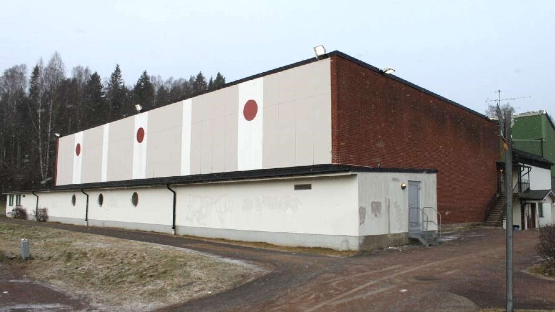 Dagens sim- och sporthall i Vålberg byggdes på 1960-talet. Nu har en utredning tagits fram där olika lägen för en ny anläggning redovisas.