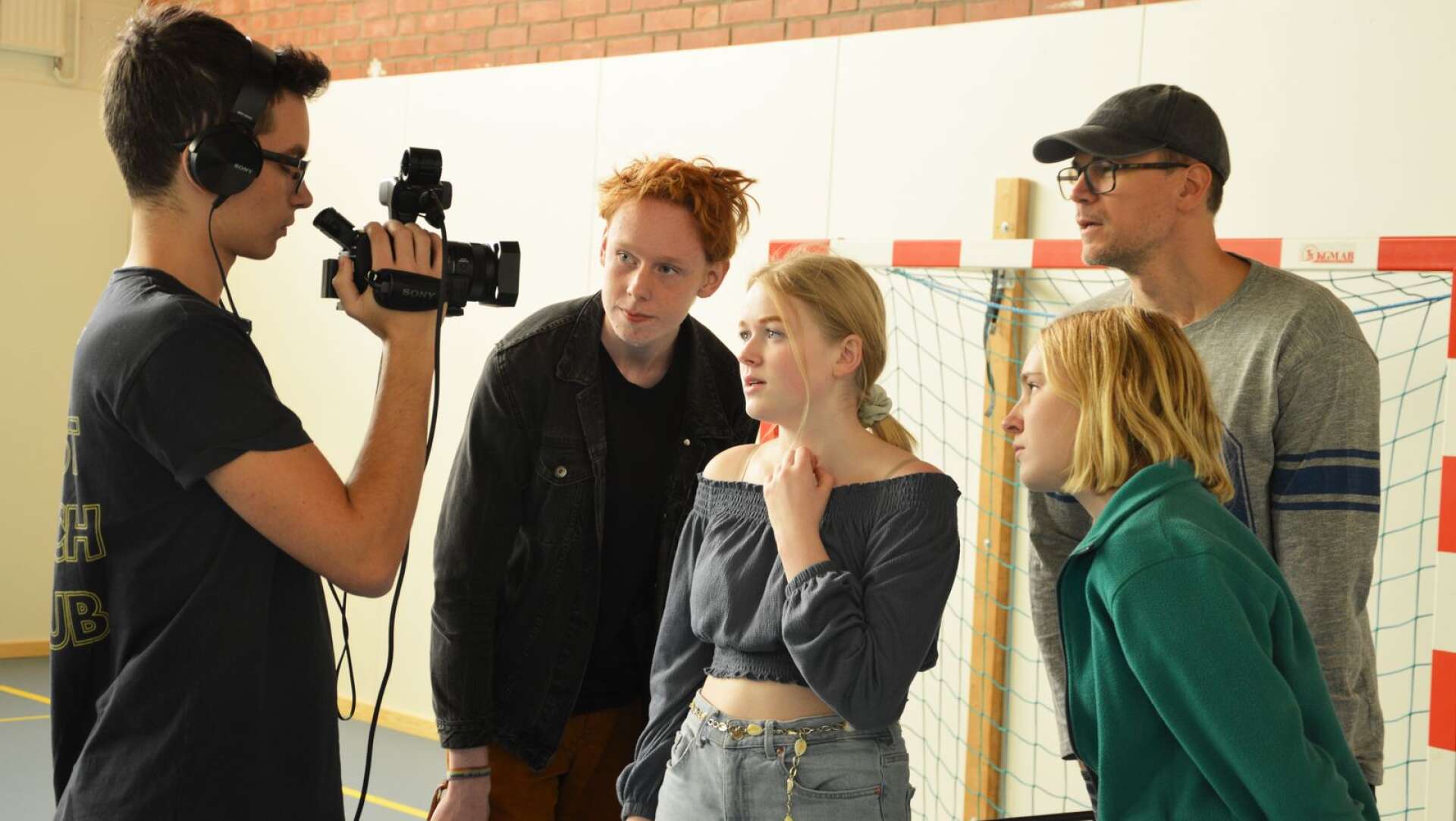 Här är de fyra manusförfattarna från Åmål. Från vänster Anton Larsson, Isac Fridlund, Jonna Mattsson, Elma Andreasson tillsammans med sin handledare Erik Lundin. Här ser de på filmat material via kameraskärm.