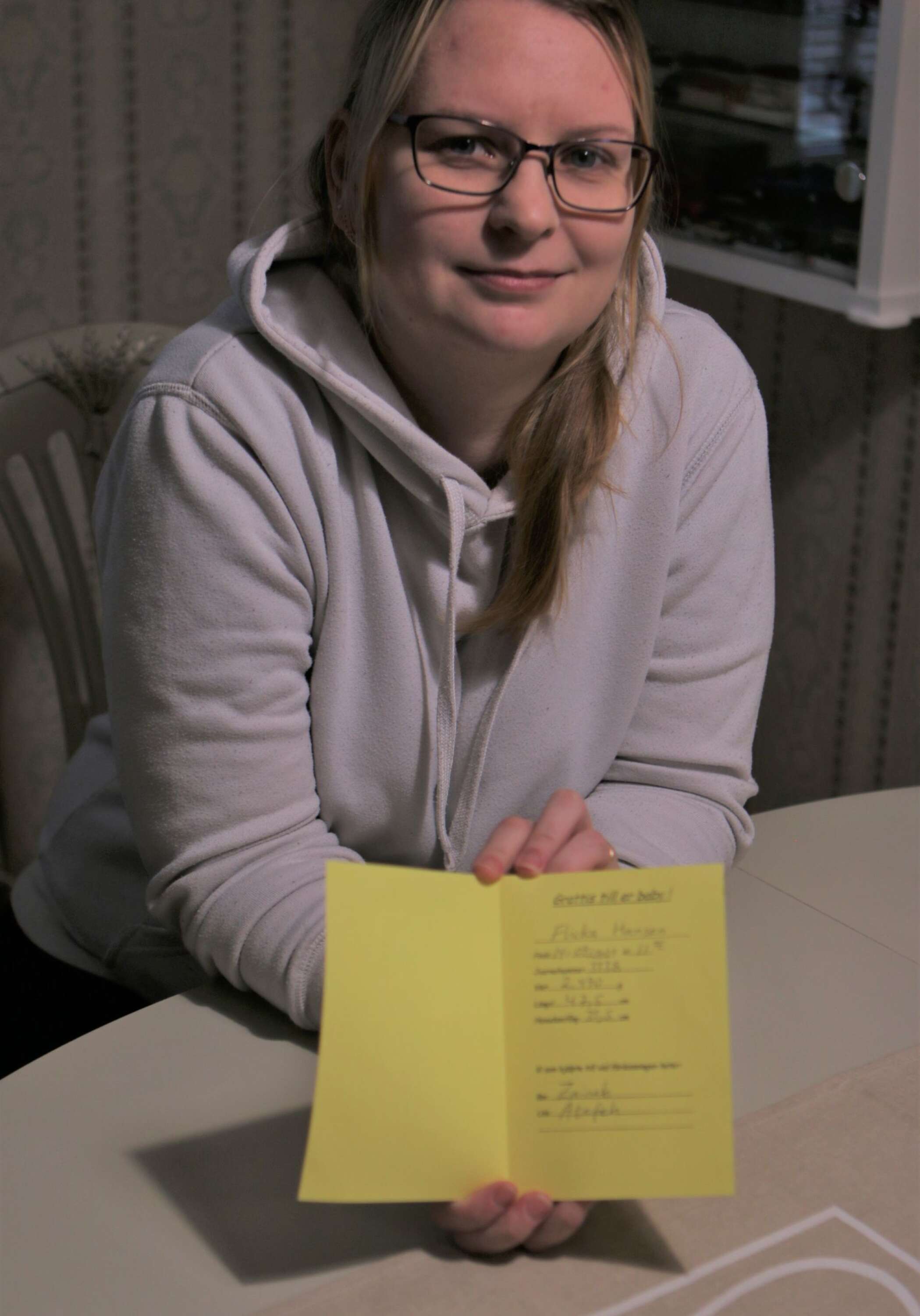 Katarina visar upp kortet de fick efter Linneas födsel. 