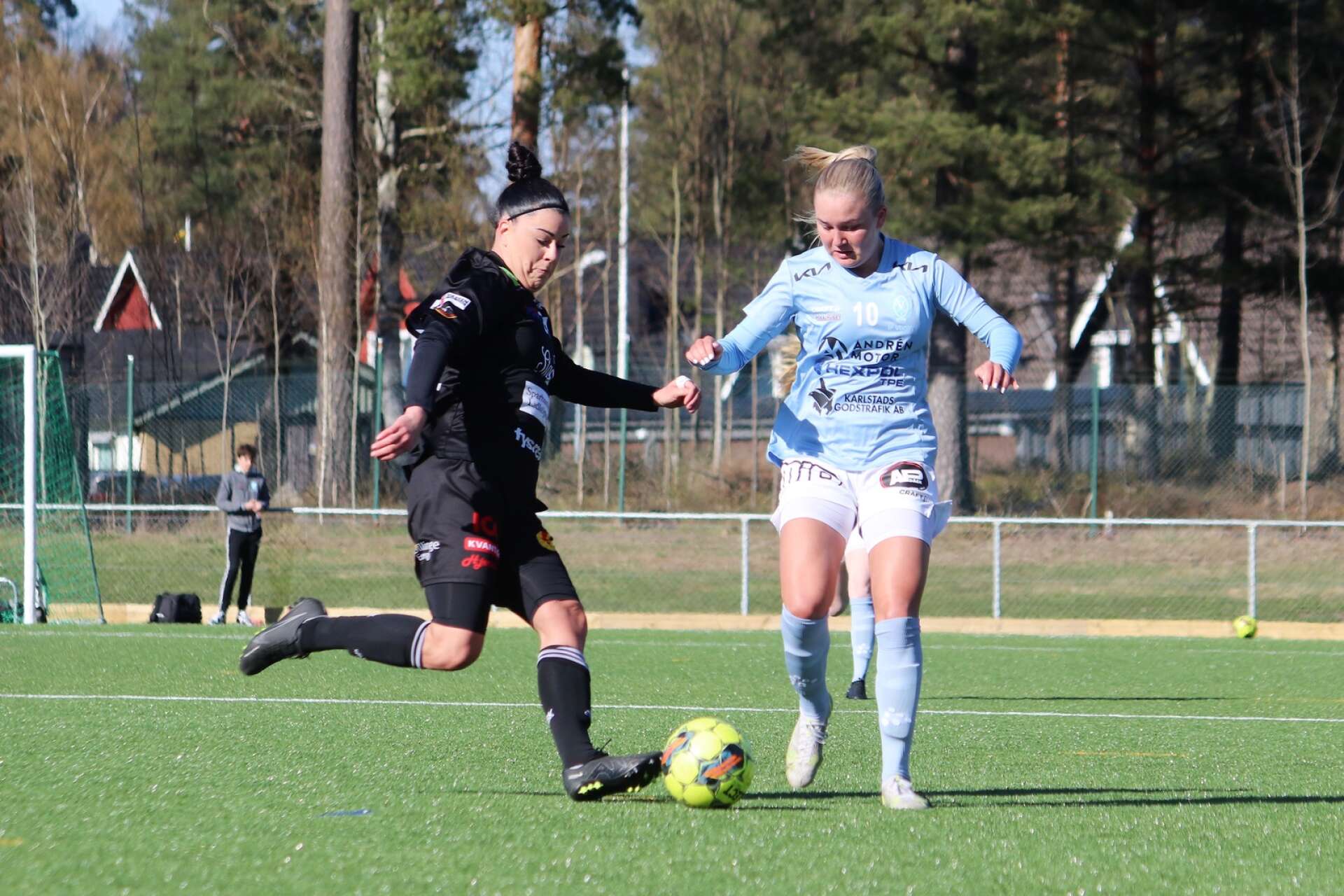 Emma Käll stoppar Edith Gustafssons framfart på vänsterkanten.
