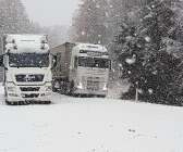 Lastbilar som hade problem med snö på väg 172 vid Alltorp i Ödskölt.