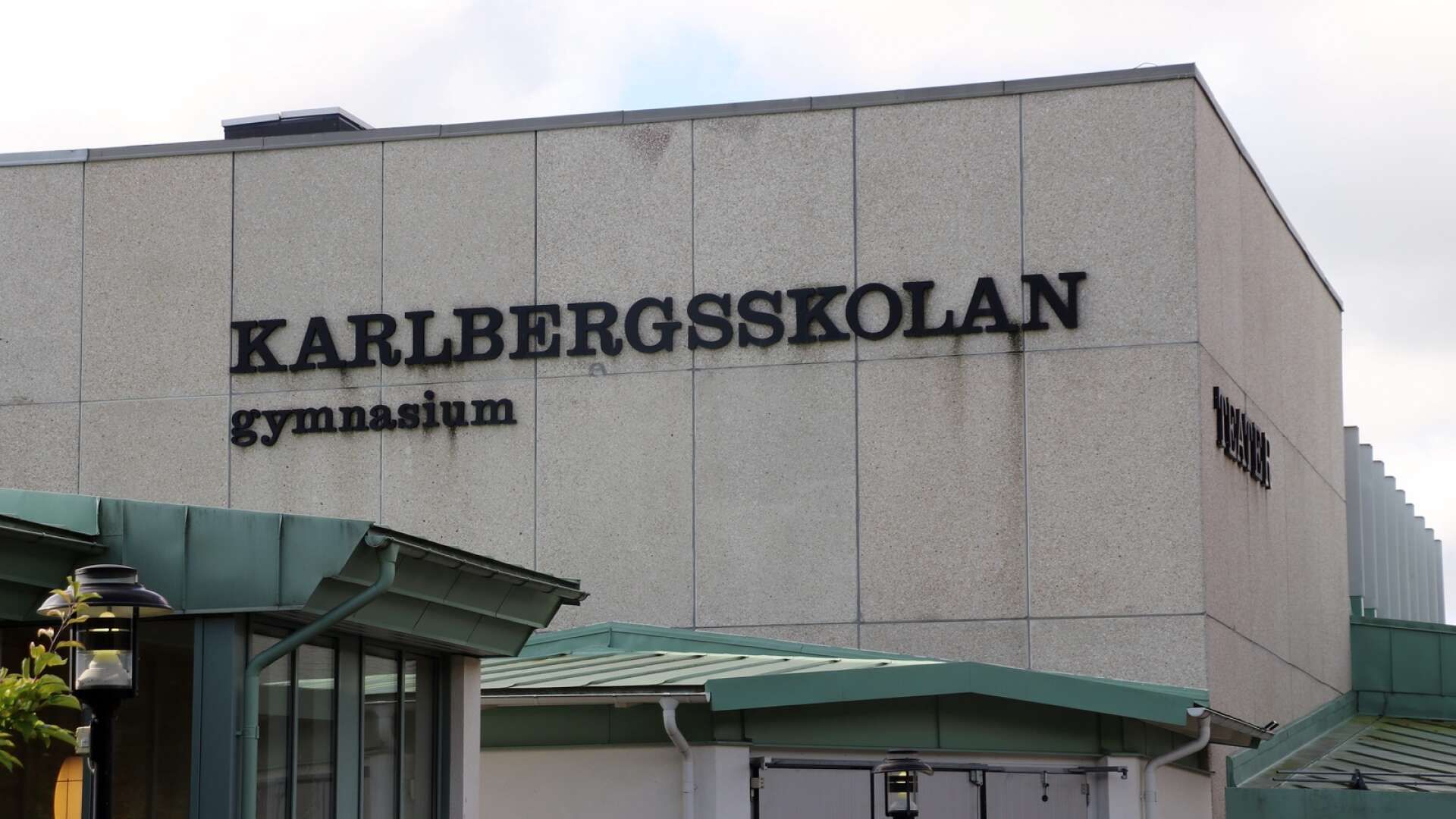 Färre sökande än väntat till Karlbergsgymnasiet är en av flera förklaringar till varför barn- och utbildningsförvaltningen nu tvingas dra åt svångremmen.