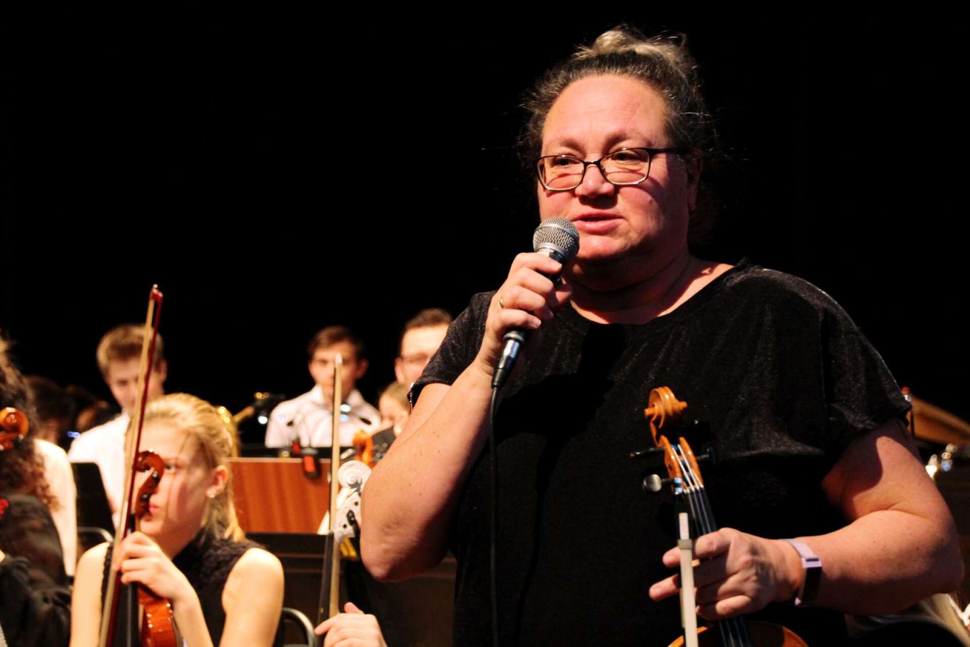 FLOU - ett orkestersamarbete mellan musik- och kulturskolor i Färgelanda, Lysekil, Orust och Uddevalla firar 20-årsjubileum opch hade konsert på Kulturbruket på Dal. 

Helen Stark, musiklärare.