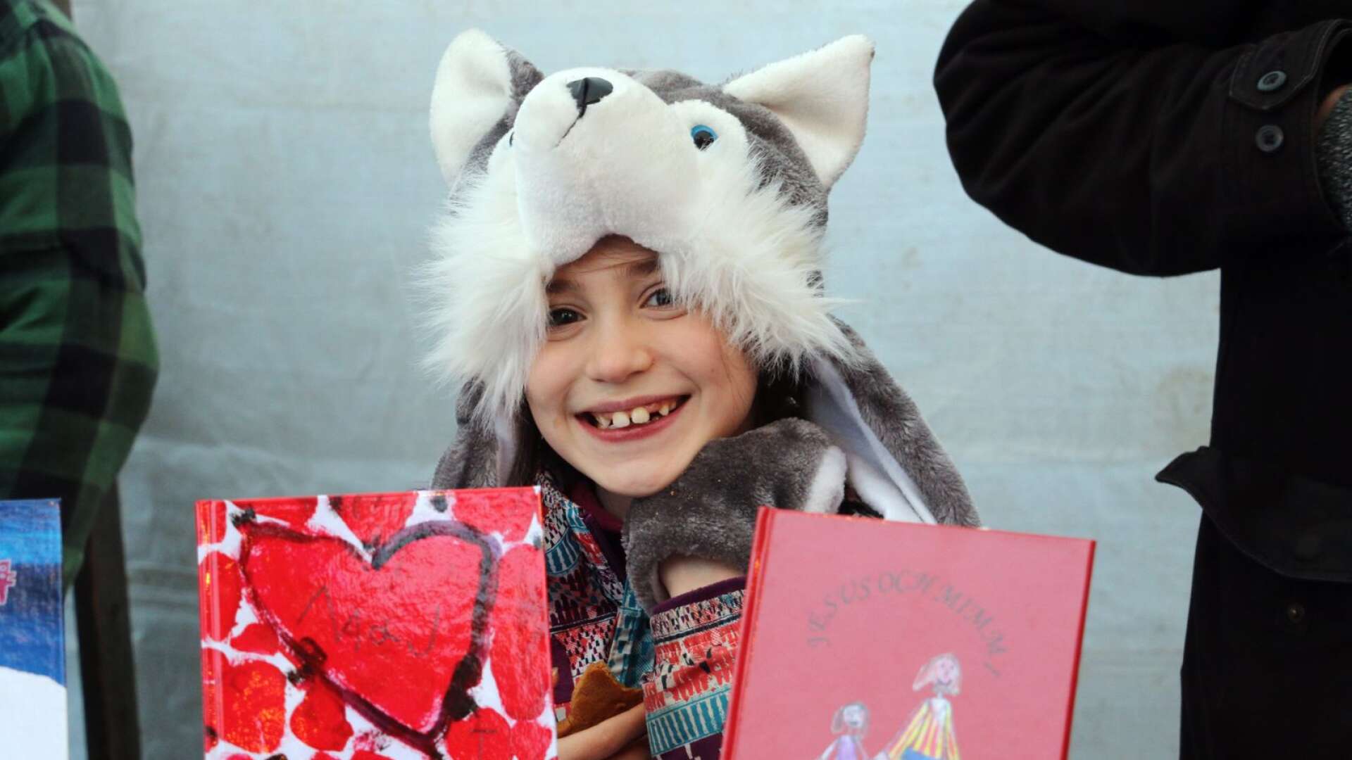 Sarah Thevény från Filipstad är bara 10, men har redan skrivit flera böcker. Bilden är från förra årets julmarknad på Filipstads stora torg, men nu i veckoslutet är hon på Värmlands bokfestival med sin nya bok.