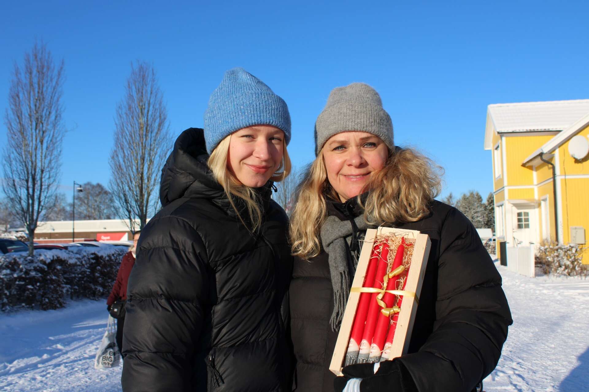 Elise Järplind och Chatarina Järplind Sarinen från Gråbo besökte Nossebro marknad för första gången.