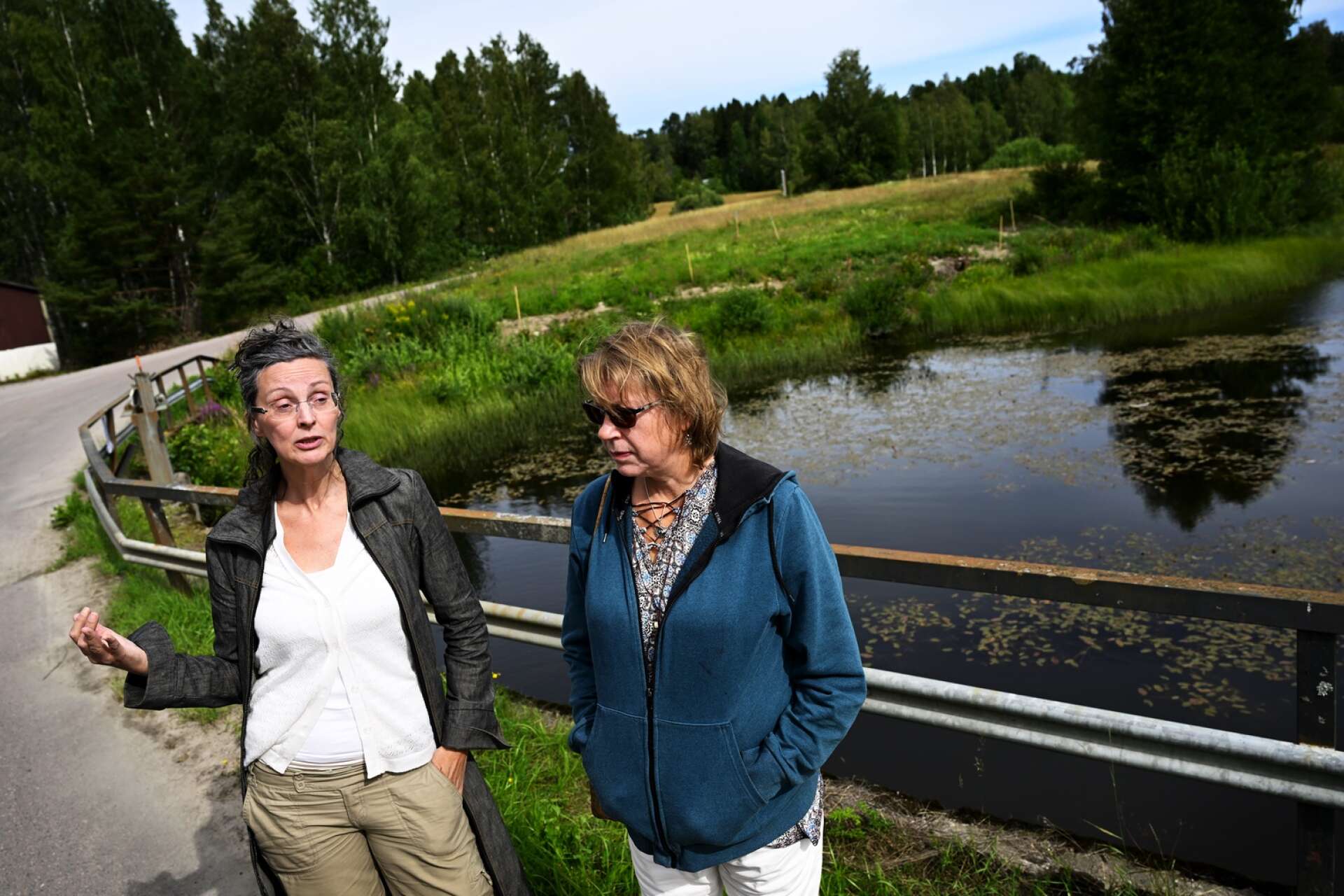 Bortanför dammen finns en industri vilket gör att vägen trafikeras av tung trafik. Dordi Westerlund och Therése Oldenvik vill hellre att den tunga trafiken tar en annan väg. 