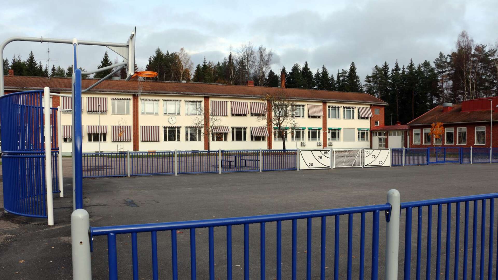 Elevantalet sjunker på Stålvallaskolan i Lesjöfors då Migrationsverket sagt upp de 53 lägenheter verket hyr på orten av Filipstads kommun.