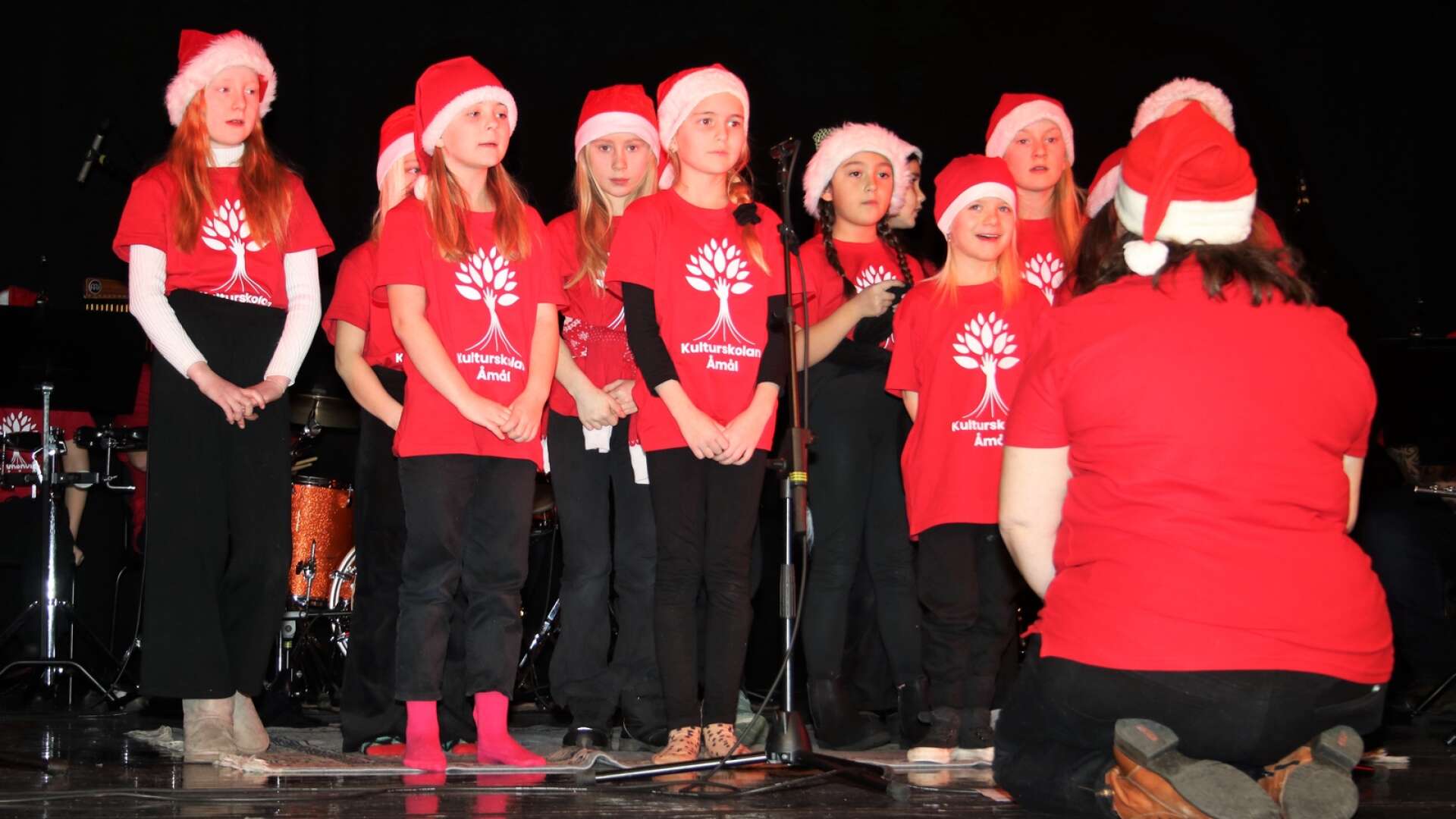 Frågan om avgift på kulturskolan debatterades i Åmåls kommunfullmäktige. Här en bild från kulturskolans julsaga på Karlbergsteatern.