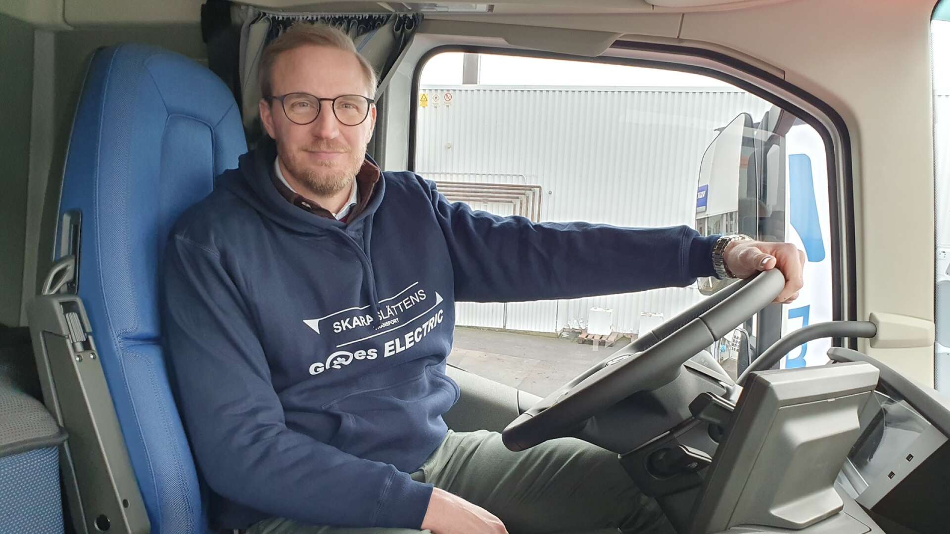 Skaraslättens Transport ABs Johan Söderström köpte in ellasbilar för över 12 miljoner kronor till företaget. Han är dock ingen chaufför men lite avundsjuk på de som får en mycket bättre arbetsmiljö.