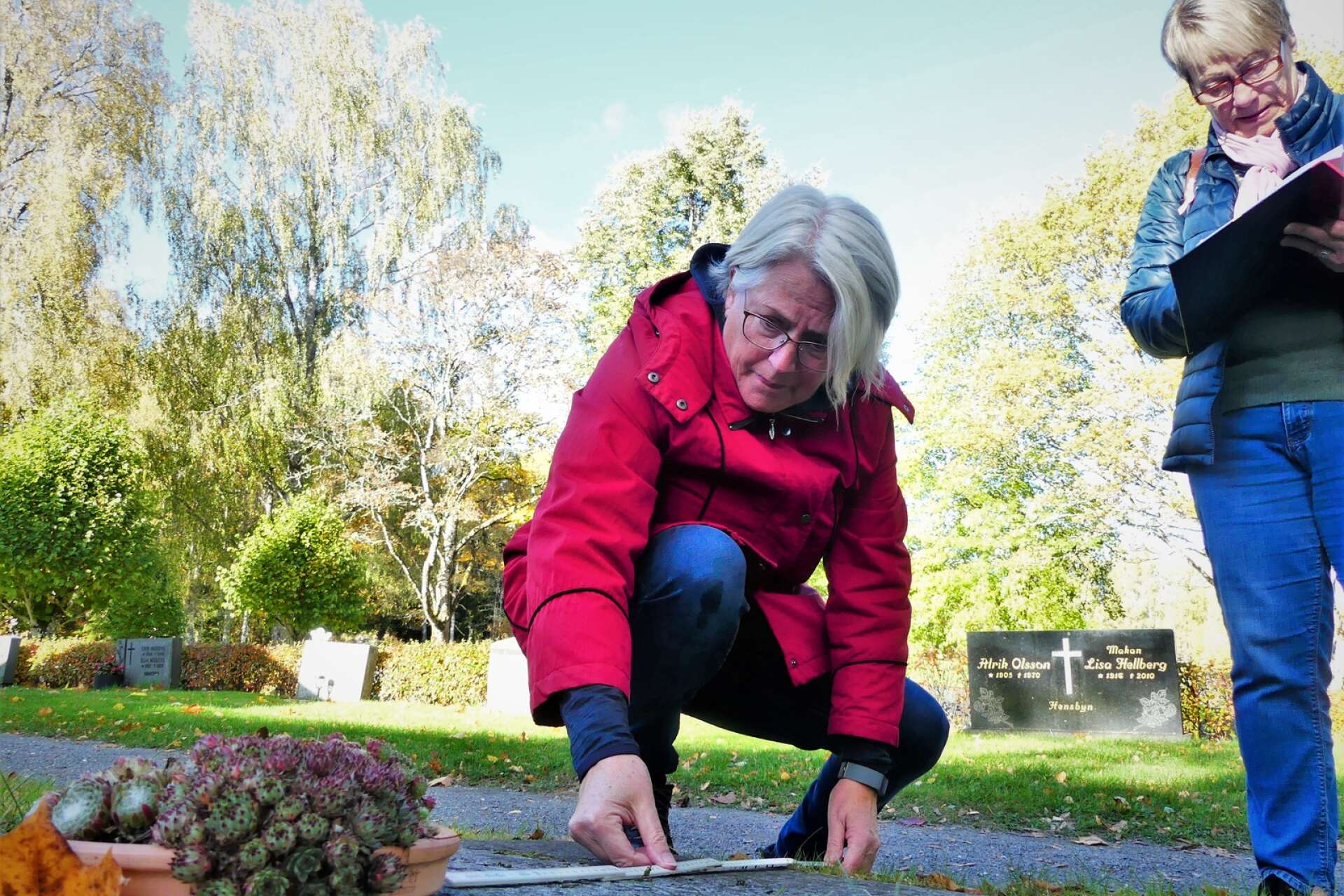 En stor gravinventering har påbörjats där alla gravar ska mätas och dokumenteras. Gunilla Bivall och Ann-Charlotte Wahlström, som är två av de frivilliga som hjälper till i arbetet, tycker det intressant att gå runt och läsa på stenarna. Många gamla minnen väcks till liv.