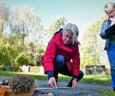 En stor gravinventering har påbörjats där alla gravar ska mätas och dokumenteras. Gunilla Bivall och Ann-Charlotte Wahlström, som är två av de frivilliga som hjälper till i arbetet, tycker det intressant att gå runt och läsa på stenarna. Många gamla minnen väcks till liv.
