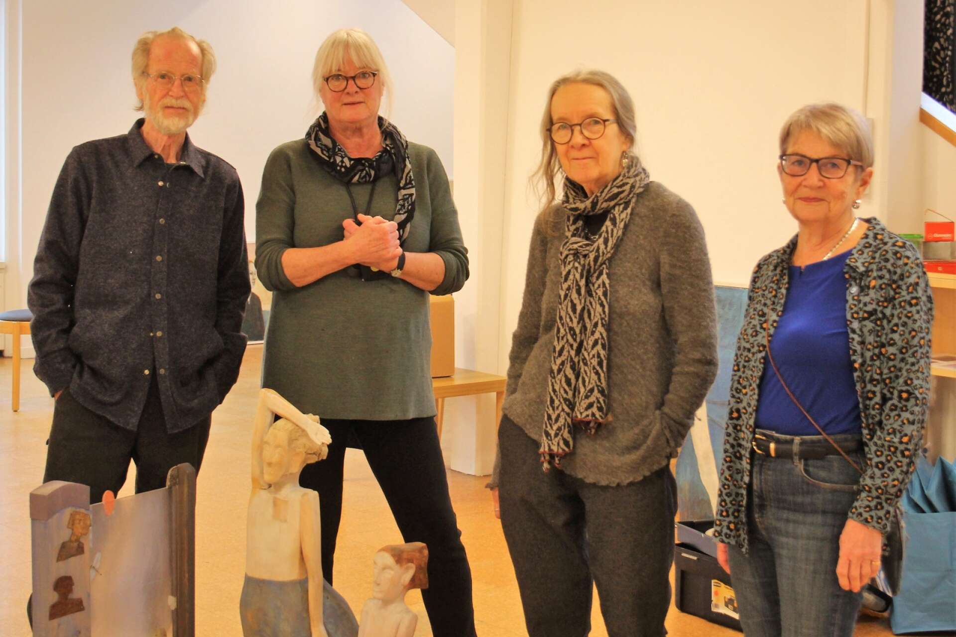 Lars Agger, Gunilla Ekemark, Ingela Agger och Britt Svarfar förbereder morgondagens konstutställning i konsthallen i Åmål. För Lars och Ingela Agger är temat måleri, teckning och skulptur.