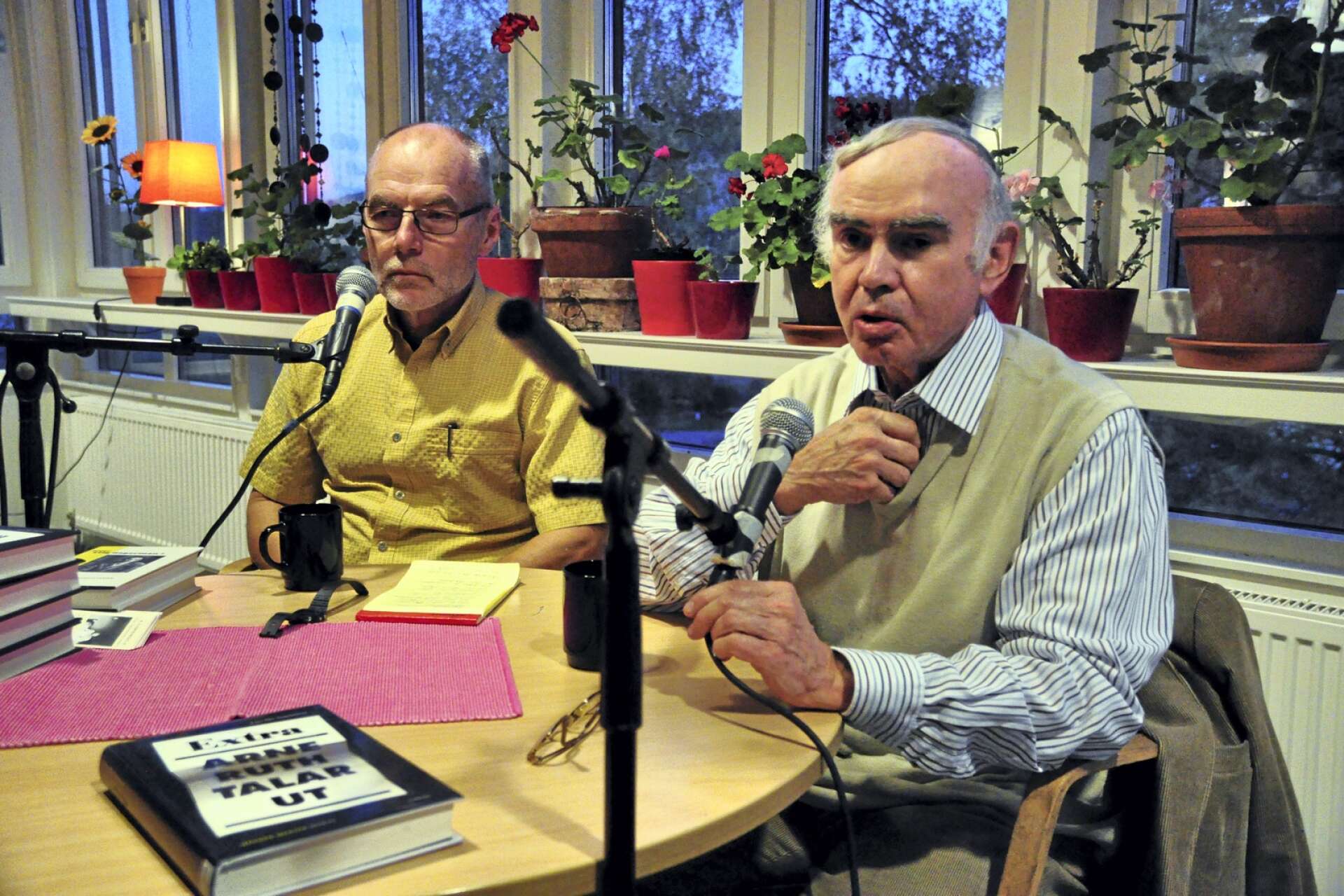 Lars Åke Augustsson och Arne Ruth samtalade på Café strömmen, Kulturhuset i Bengtsfors, för cirka tio år sedan. Fotografiet är en arkivbild.