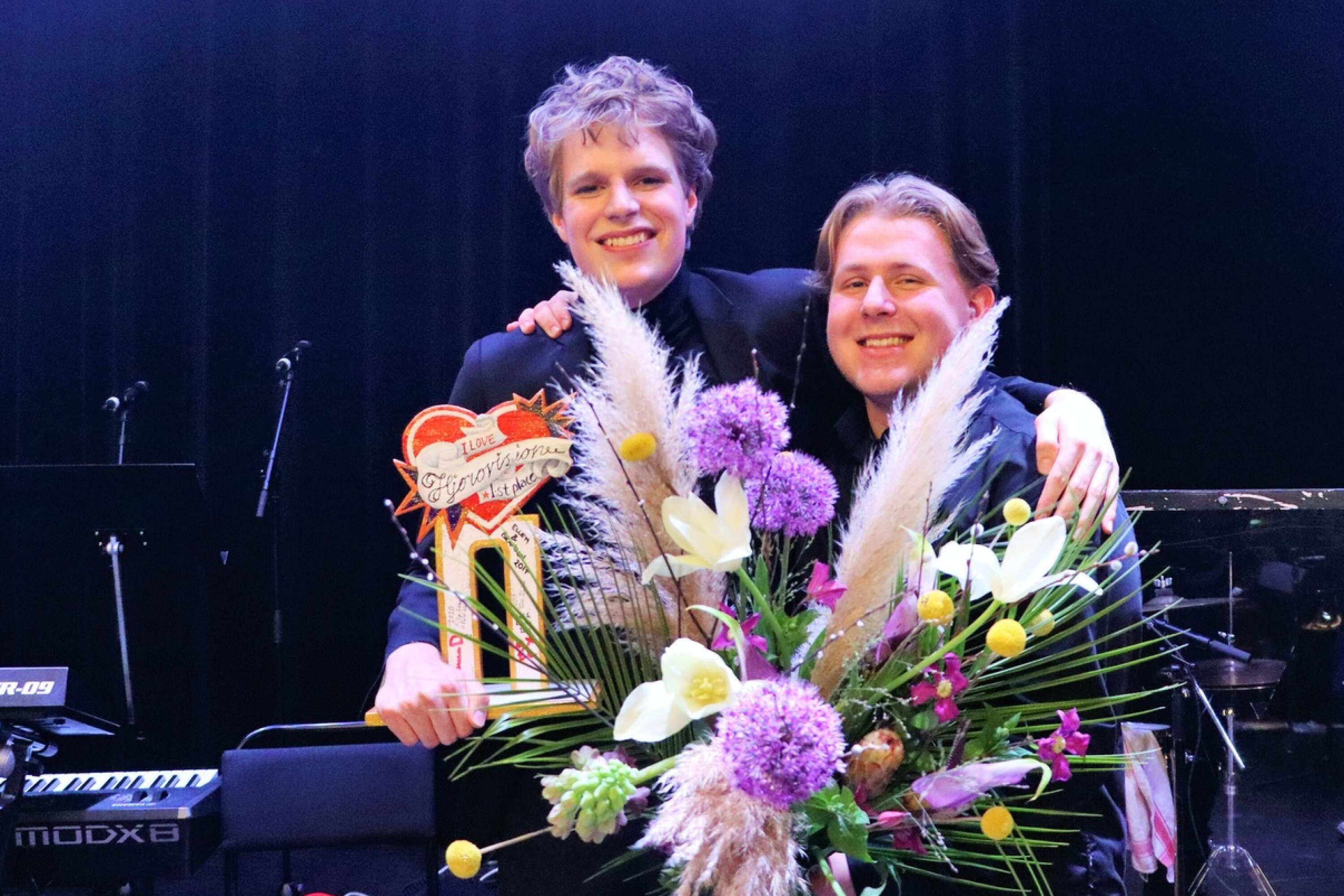 Vinnarna Åke Wieland och Olliwer Jonsson Bixo fick ta emot vandringspokalen och blommor efter att deras bidrag “Den svarta sjukan” kammat hem segern.