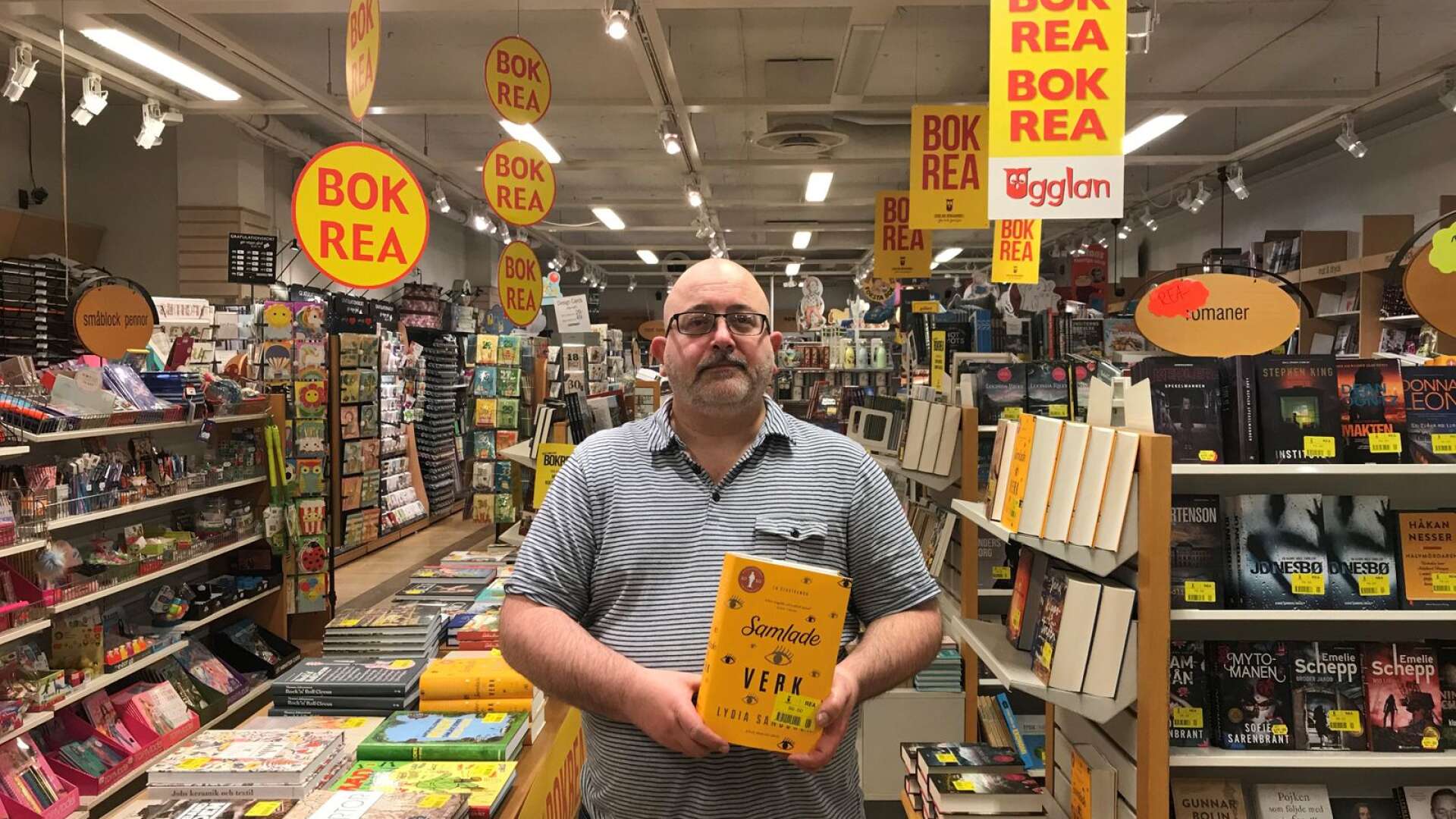 Jürgen Picha med boken ”Samlade Verk”, som han hoppas säljer bra under bokrean.