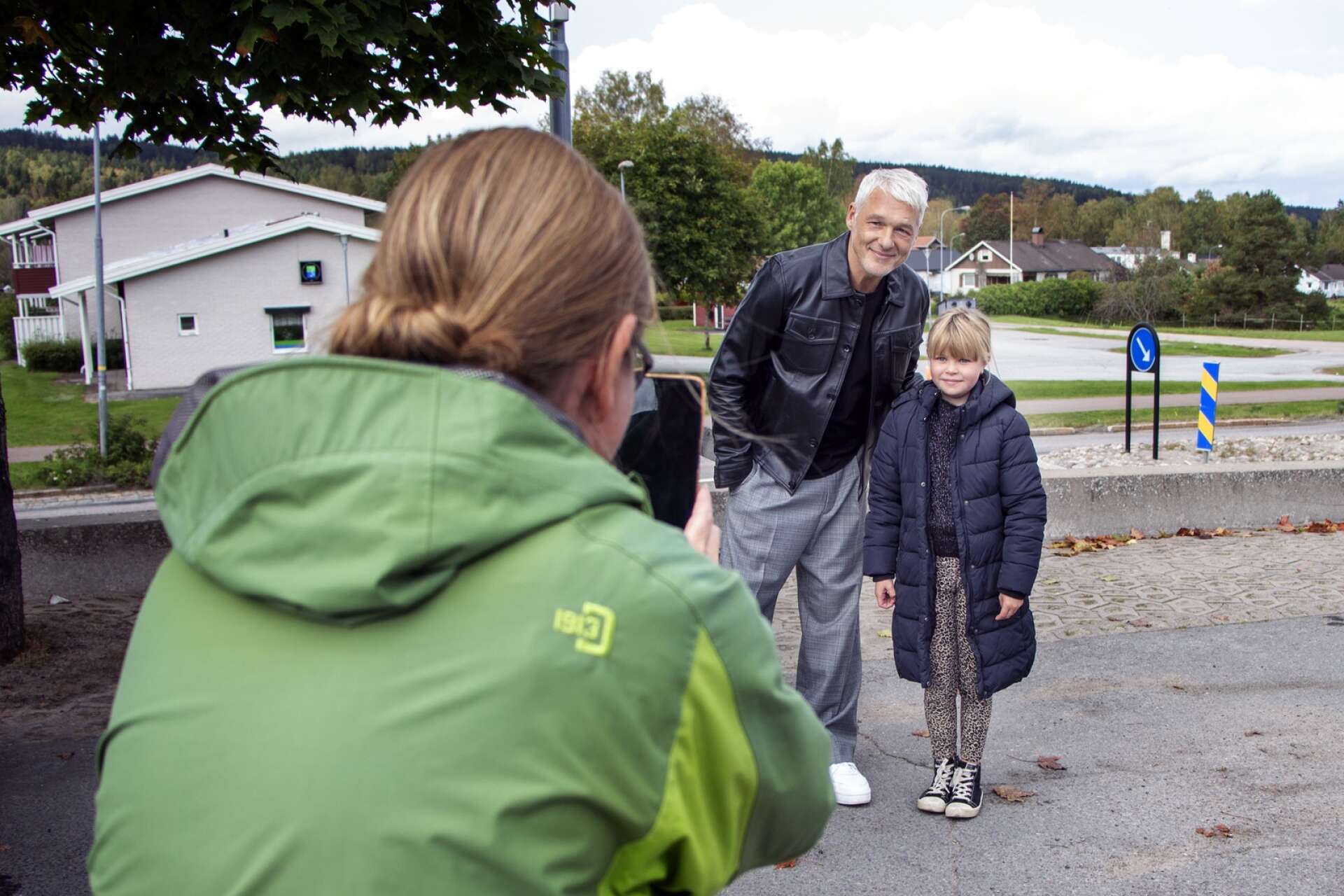 Många ber om bilder tillsammans med Mathias Holmgren under besöket i Koppom. 