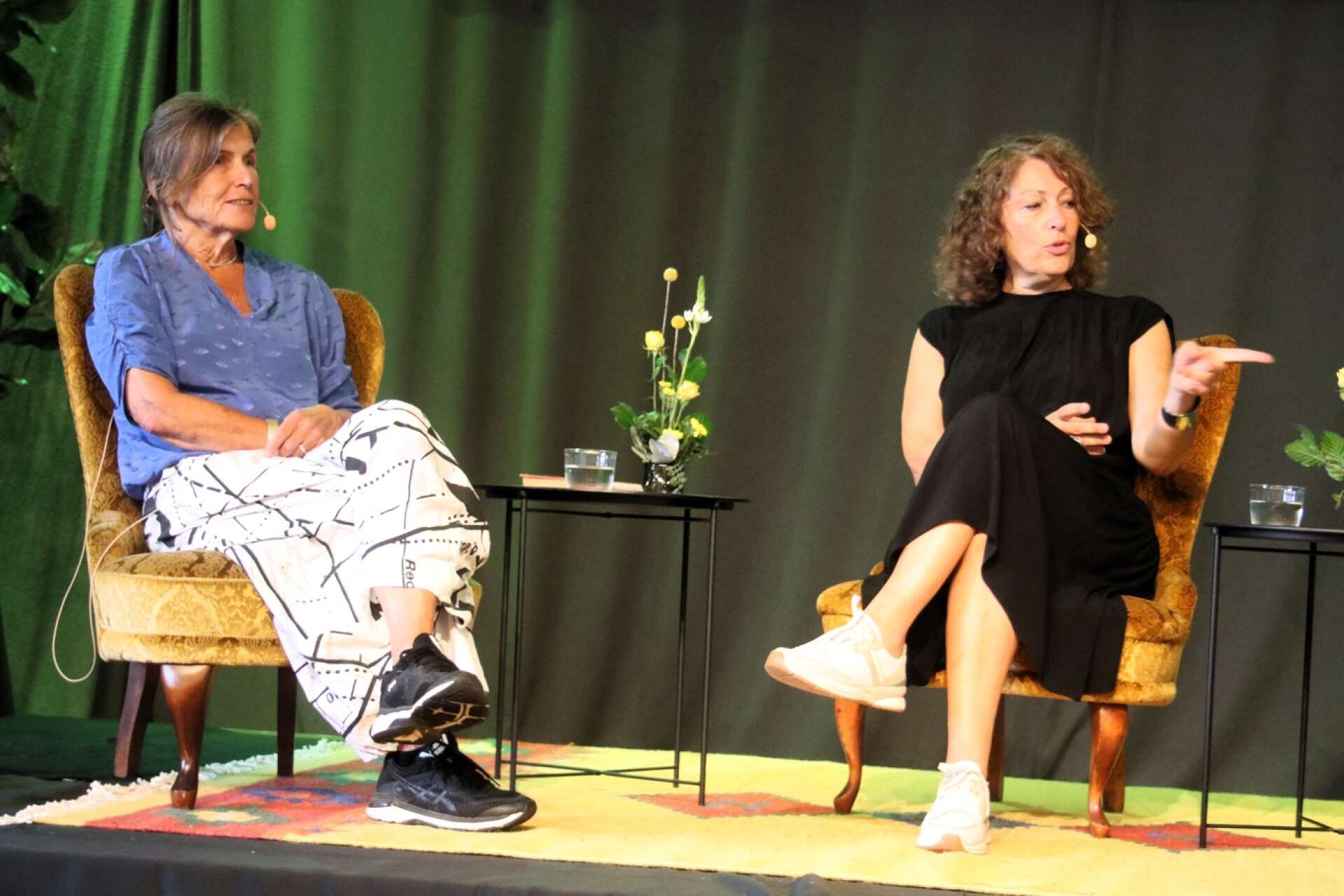 Elisabeth Åsbrink, till höger, i scensamtal med Ingrid Elam om Åsbrinks bok ”Mitt stora vackra hat: En biografi över Victoria Benedictsson”.