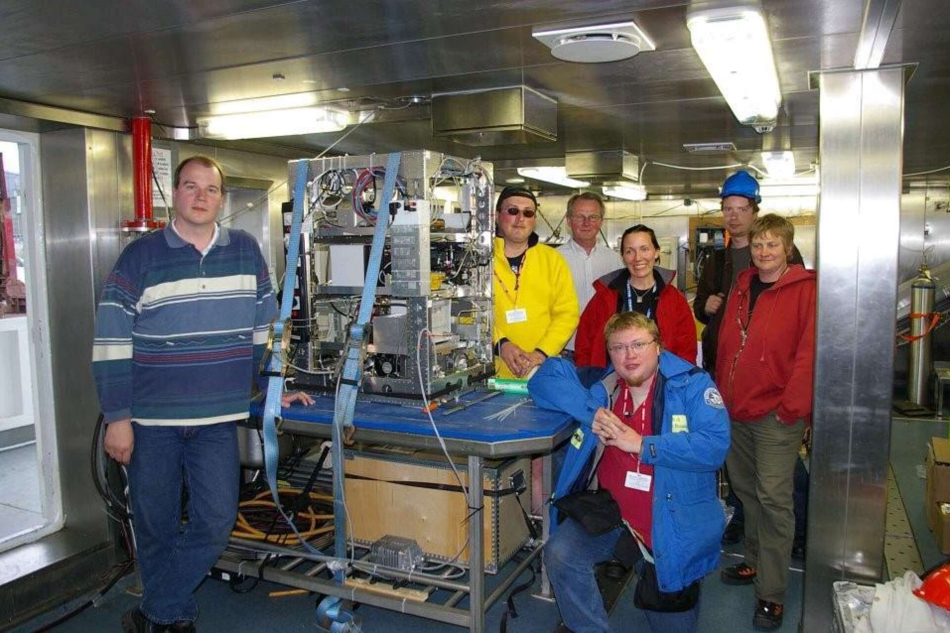 På en forskningsexpedition i Nordostatlanten juni 2008 på det irländska forskningsfartyget R/S Celtic Explorer. Douglas Nilsson står på knä längst till höger.