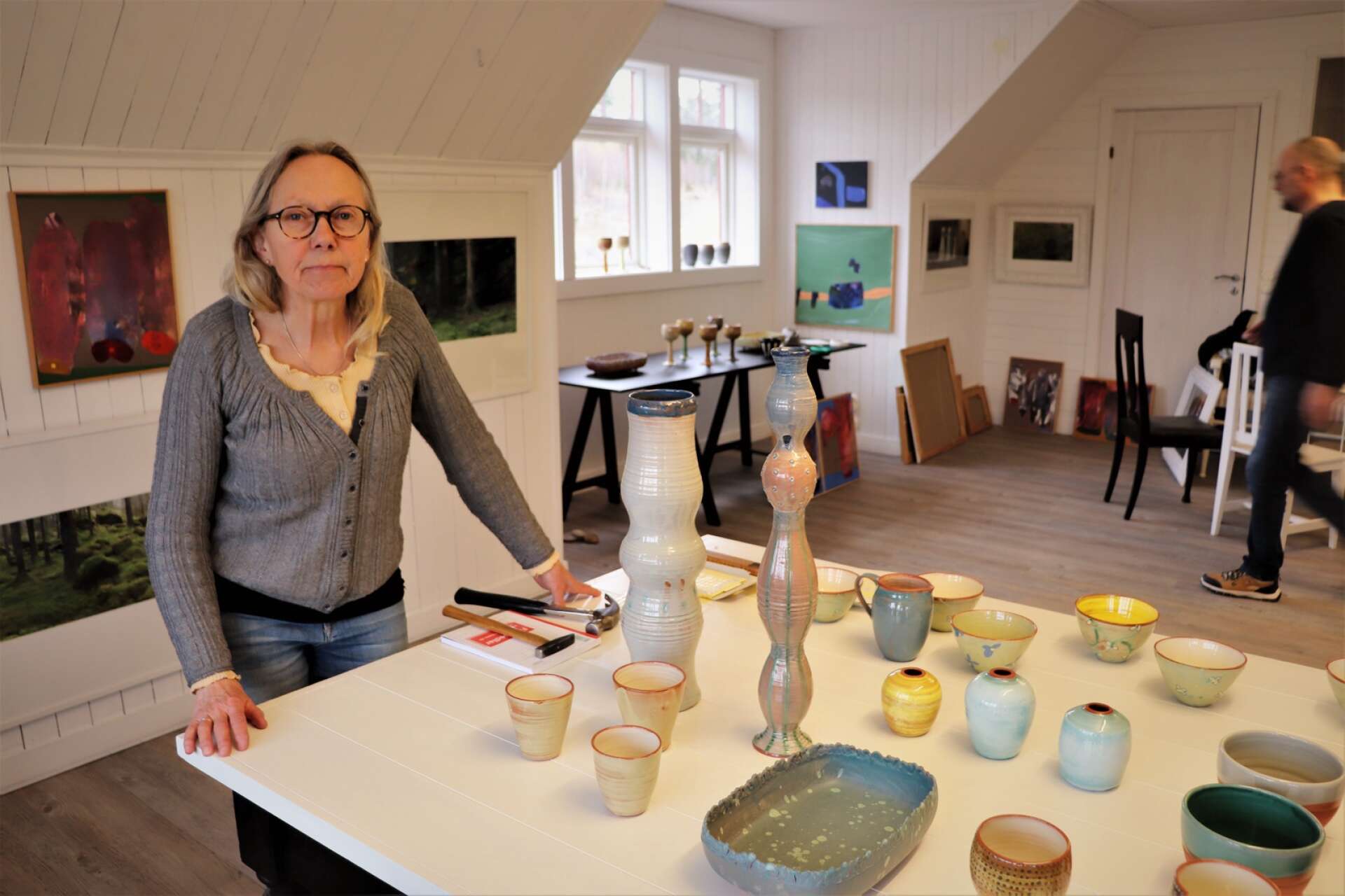 De höga skulpturerna på bordet kallar Kerstin Andersson för ”stammar” och är drejade i sektioner. 