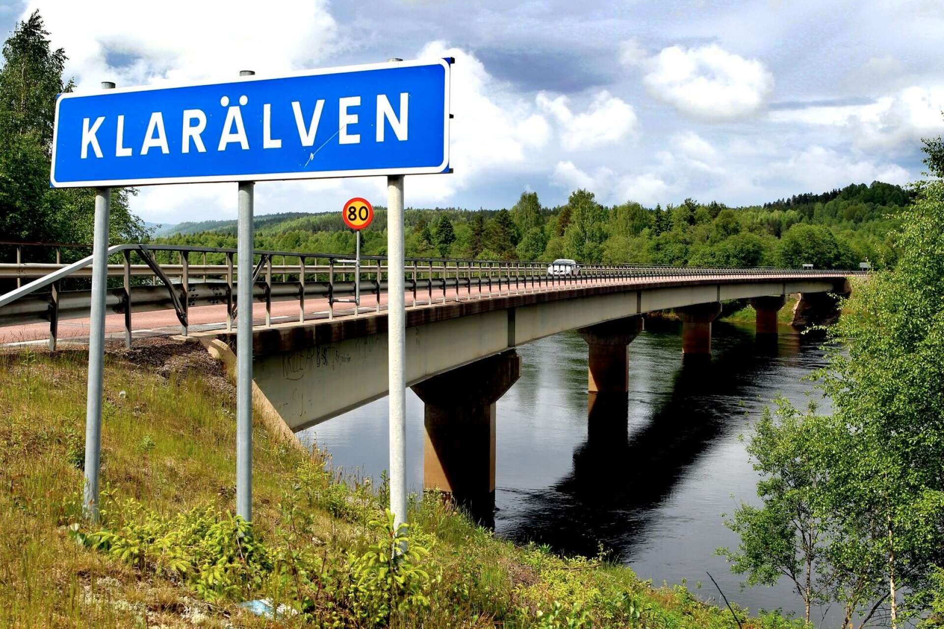 Vattennivåerna i bland annat Klarälven och Vänern har sjunkit den senaste tiden på grund av torrperioden.