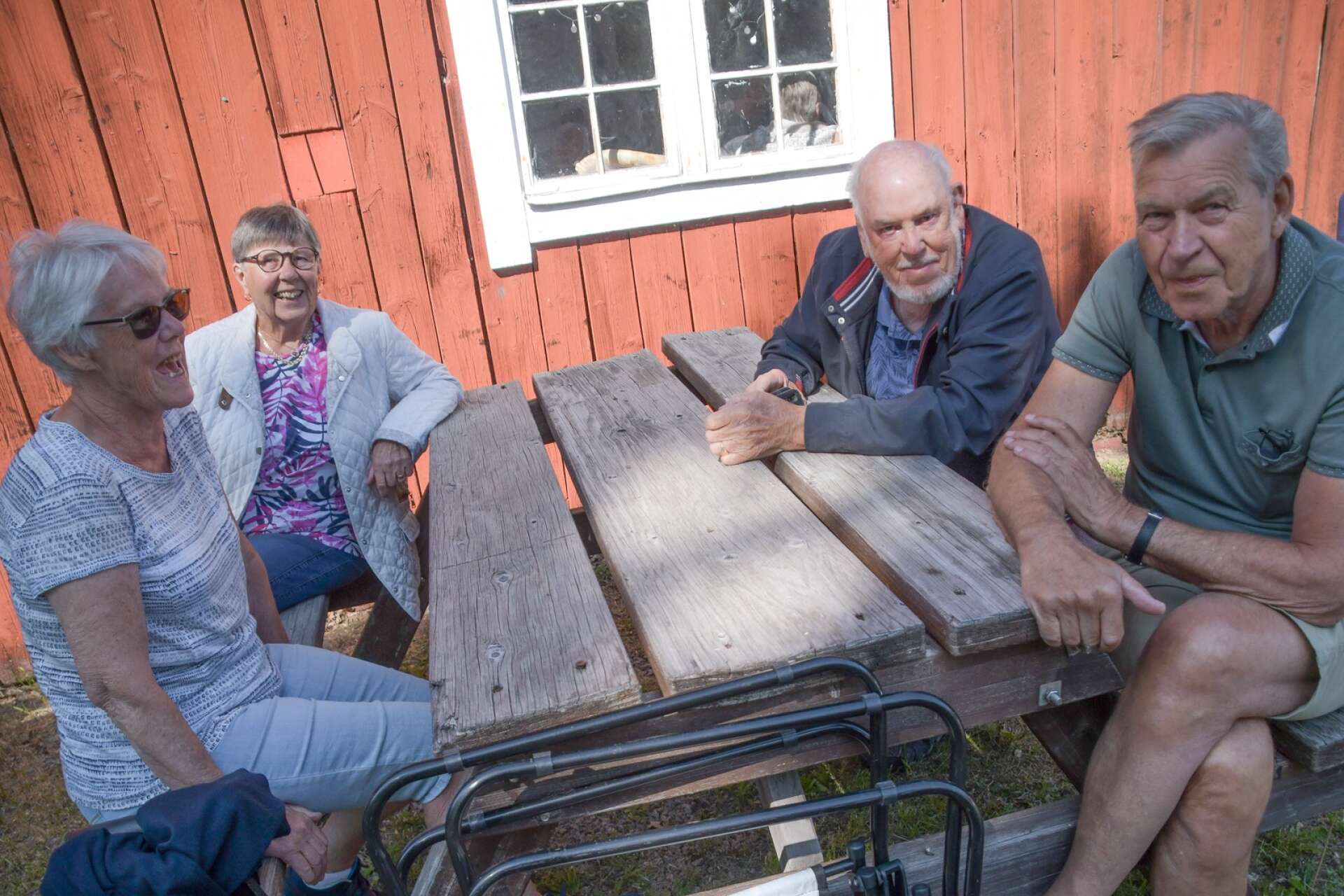 Lars Borg och Per Eriksson har varit jobbarkompisar inom möbelindustrin i Tibro i 25 år. De har sina fruar Ulla Svensson och Lillemor Eriksson med sig på stämman.