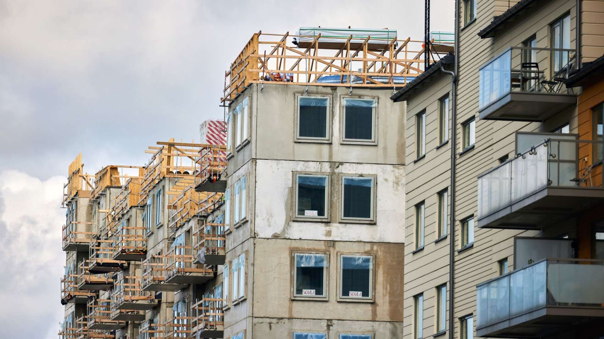 Att hälften av alla bostäder överklagas redan på detaljplanestadiet gör att bostadsbyggandet både försenas och blir dyrare, skriver Sanna Andersson och Carin Hansdotter.