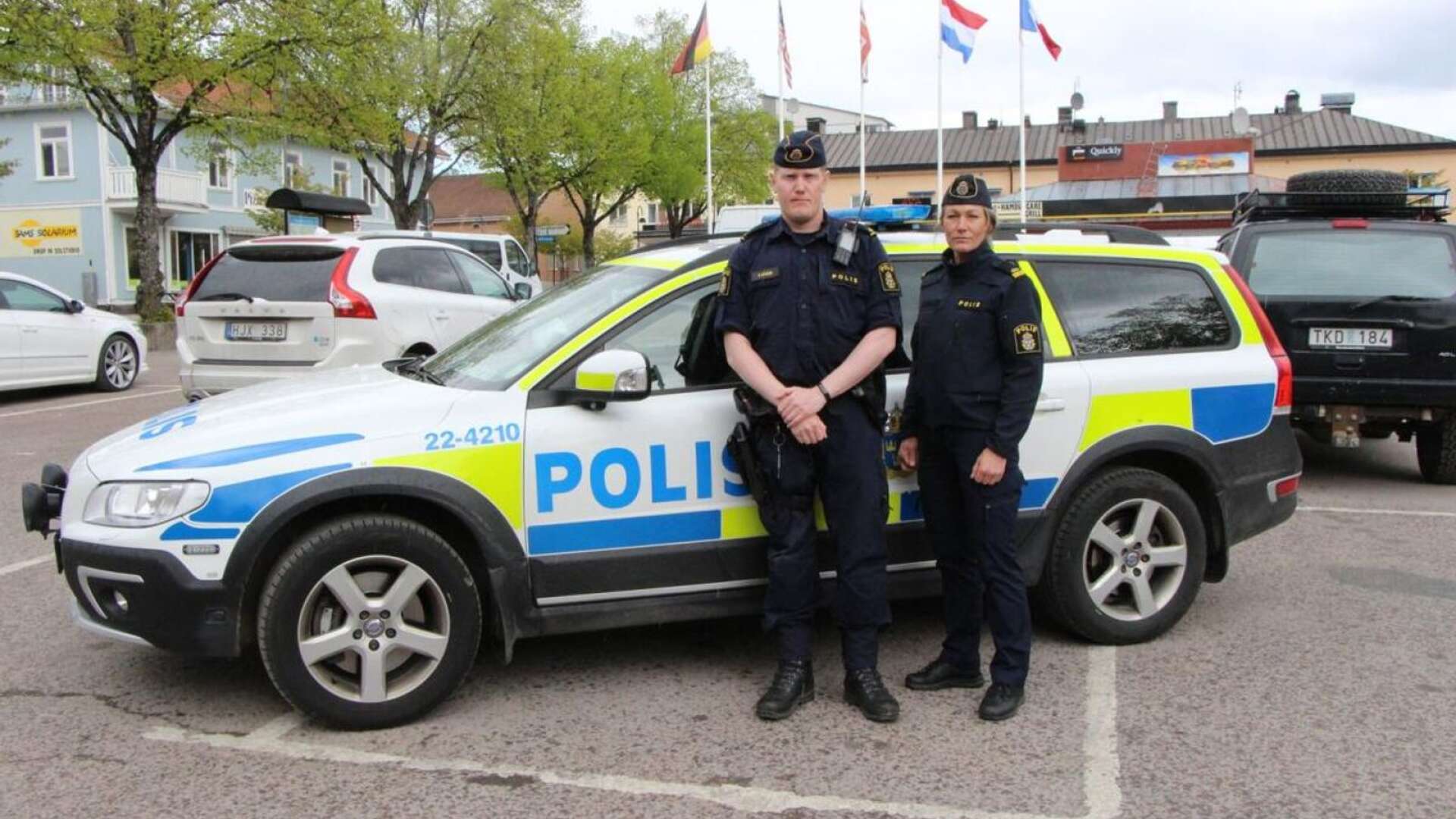 Poliserna Emil Häger och Caroline Eriksson på Gamla torget i Torsby. ARKIVBILD