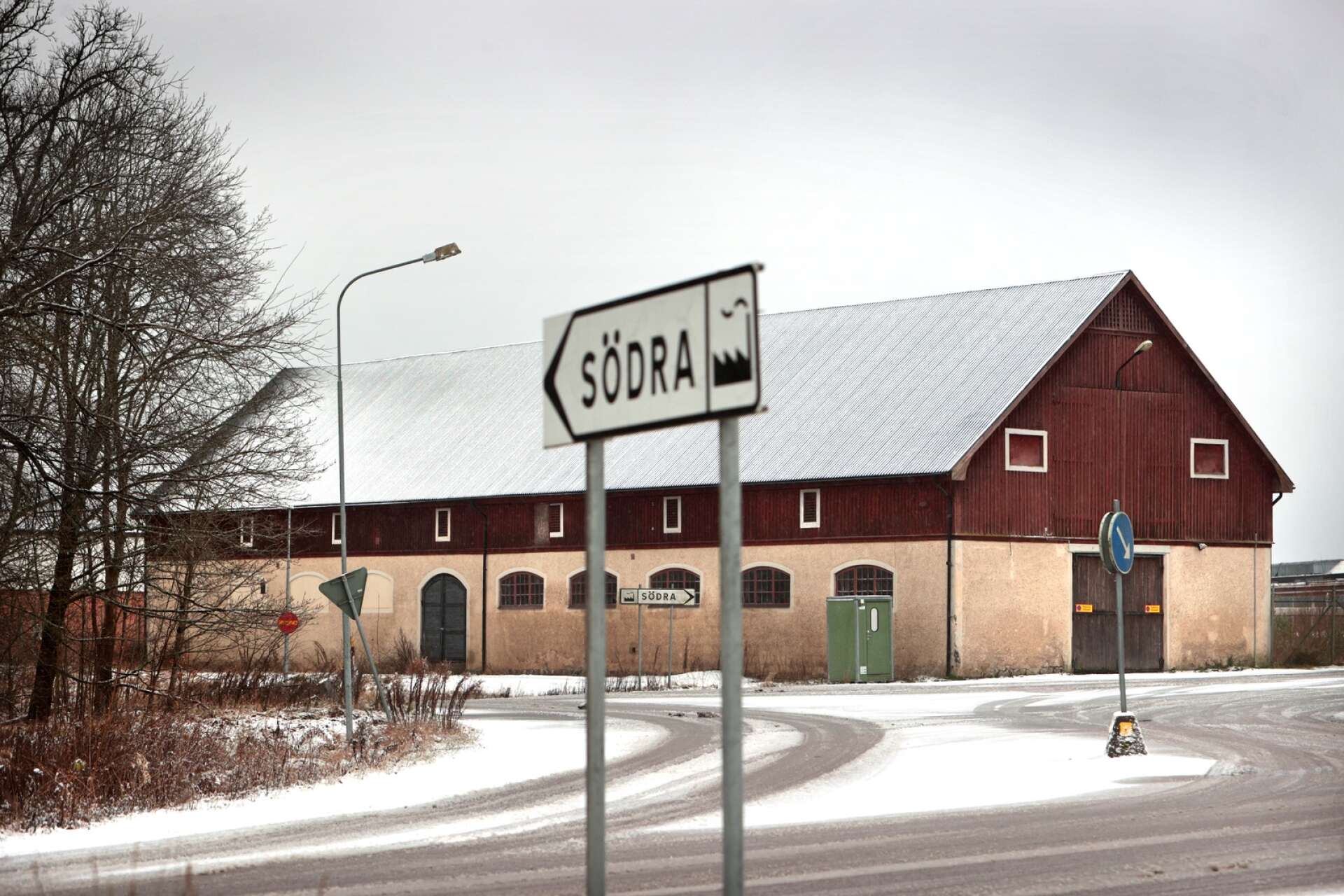 Det så kallade Stallet ligger i utkanten av industriområdet Samfälligheten i Storfors. Kort efter Björkåsens köp av byggnaden för 1,9 miljoner kronor värderades den till 200 000.