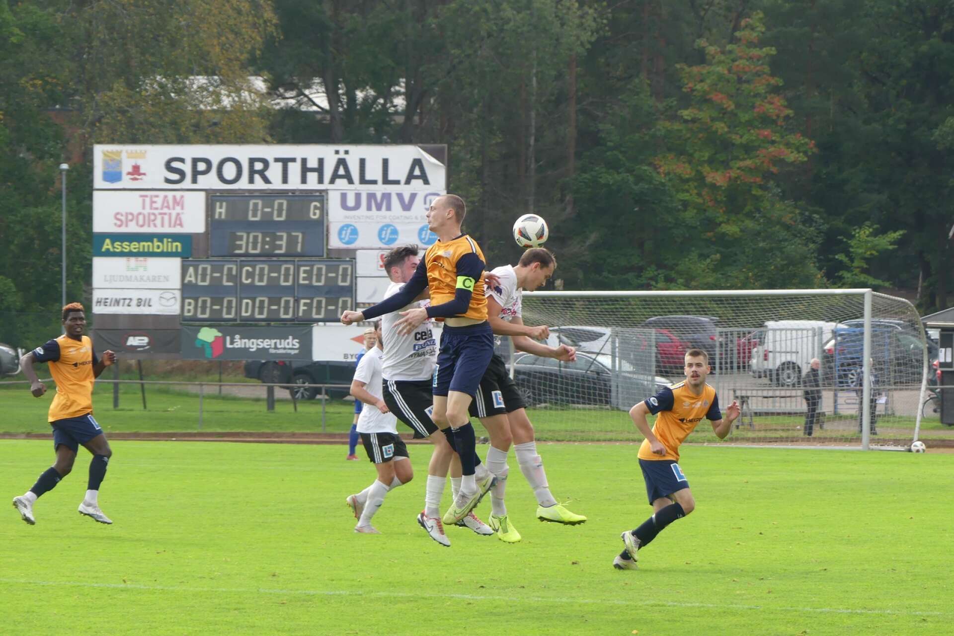 Säffle SK föll tungt i bottenmötet med Vänersborgs FK i helgen. Värmlänningarna har visserligen kravlat sig upp på säker mark i division 3, men 0–1-förlusten gör att det endast skiljer två poäng ner till nedflyttning. På samma poäng som Säffle, fast med sämre målskillnad, ligger Nordvärmland på kvalplats.