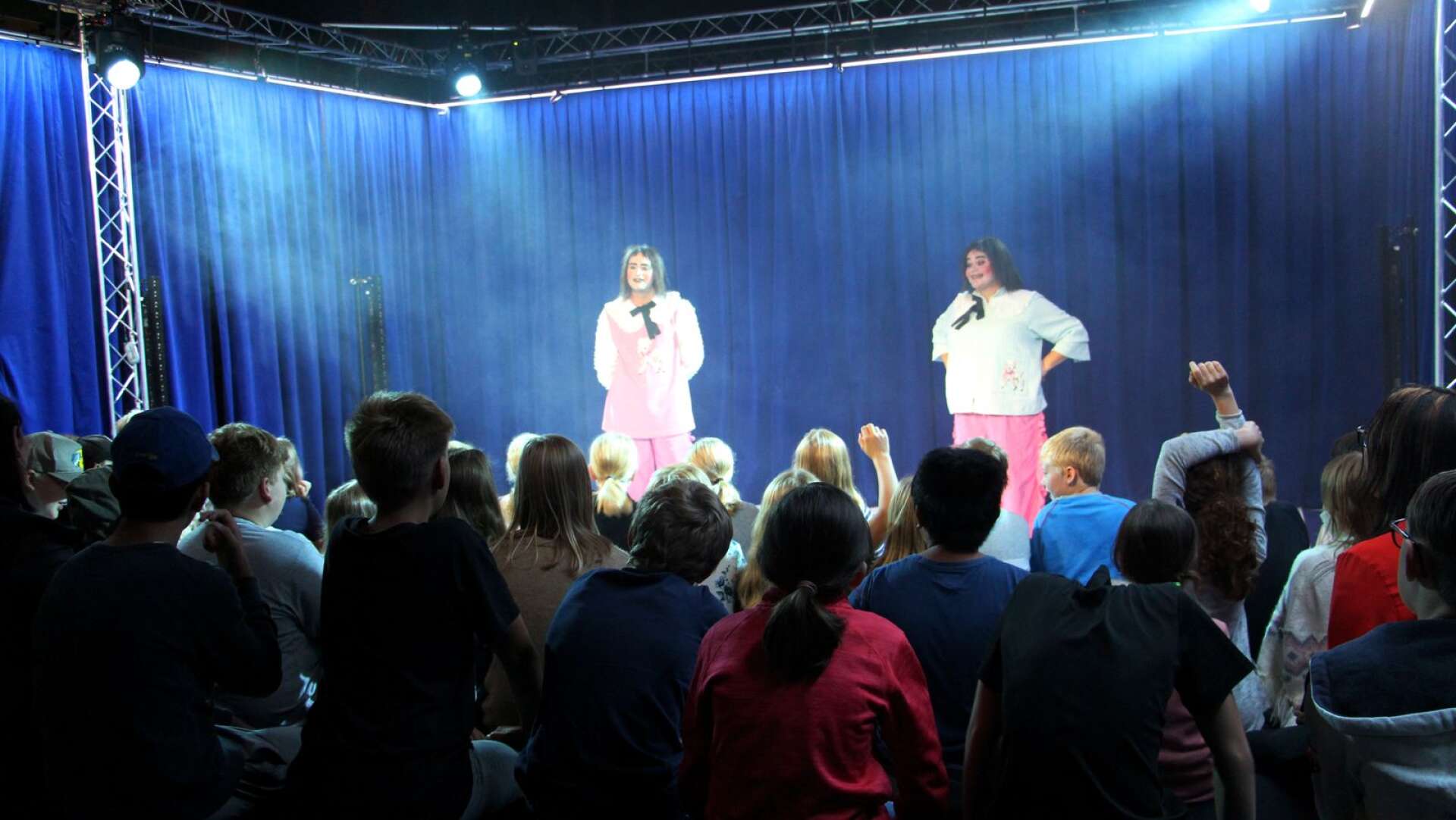 Skådespelarna Andreas Ferrada-Noli och Tove Wiréen fick svara på många frågor från publiken efter föreställningen.