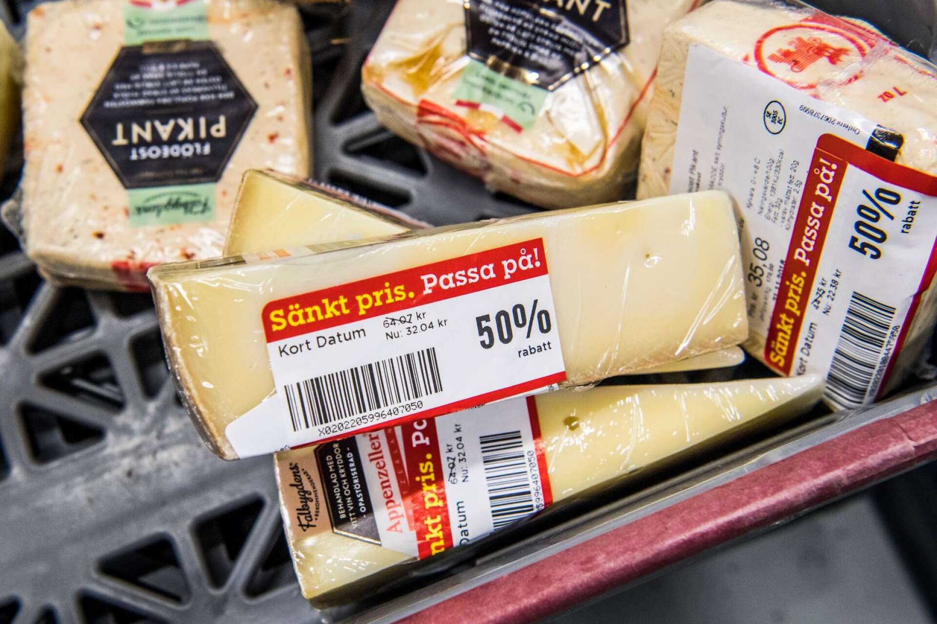”Jag tycker det är fantastiskt roligt när jag går i butiken och köper ost som har nedsatt pris för att det är kort datum. Samtidigt ligger längre lagrad ost bredvid som kostar mycket mer”, skrattar Fredrik Wikström.