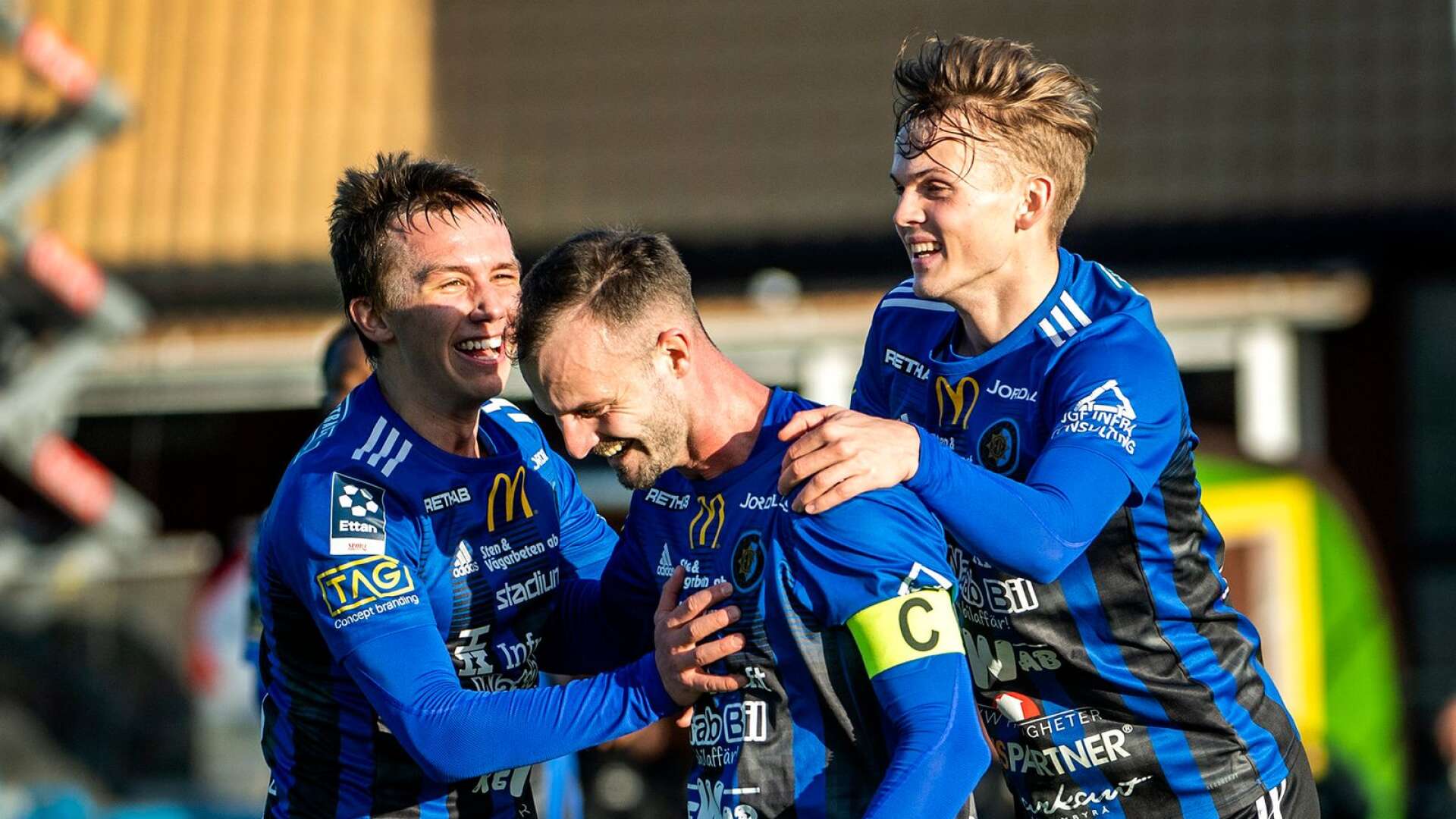 Oscar Kihlgren, till vänster, har valt att förlänga sitt kontrakt med Karlstad Fotboll.