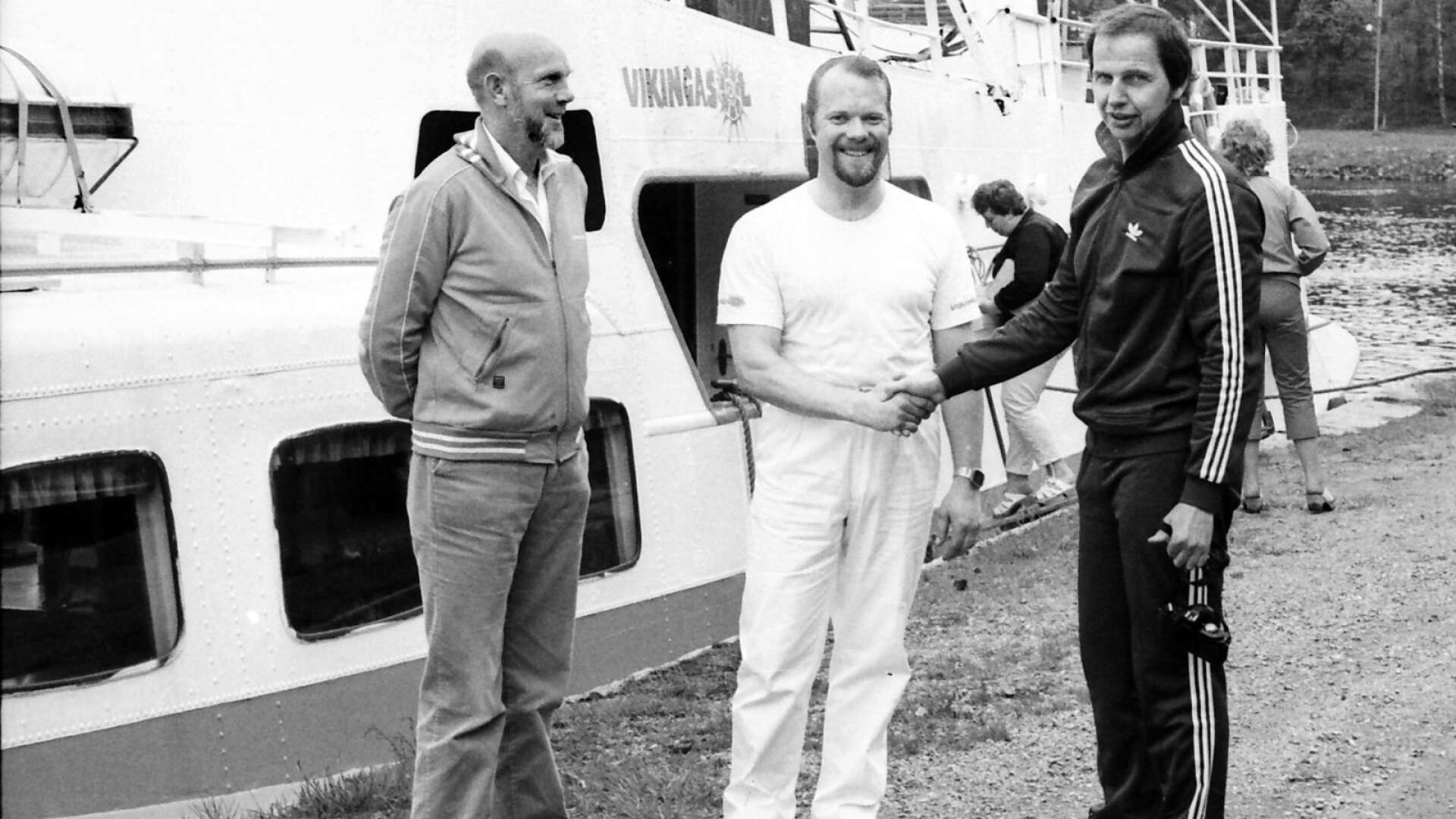 När Vikingasol 1983 anlände till Säffle för andra säsongen hälsades skepparen Bertil Lindqvist i mitten välkommen av kanalmästaren Jan Lärk och fritidschefen Per-Åke Sundelin. 