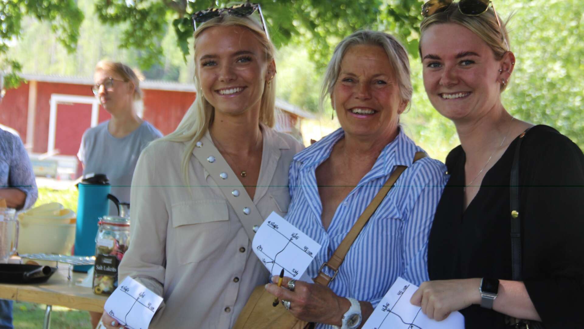 Ella och Vilma Ryhr från trakterna kring Göteborg var på besök hos farmor Britt Ryhr och de passade på att göra en utflykt tillsammans. De besökte alla tre stationer på loppisloppet för att vara med och svara på frågorna.