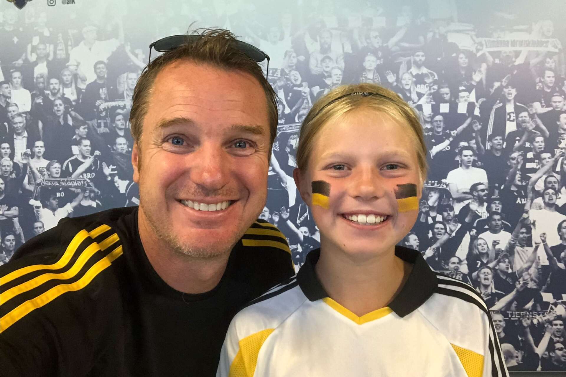Mats Öman, som bor i Kristinehamn, är inte bara kommundirektör i Gullspång. Han är även en hängiven supporter till AIK. Här tillsammans med dottern Wanja.