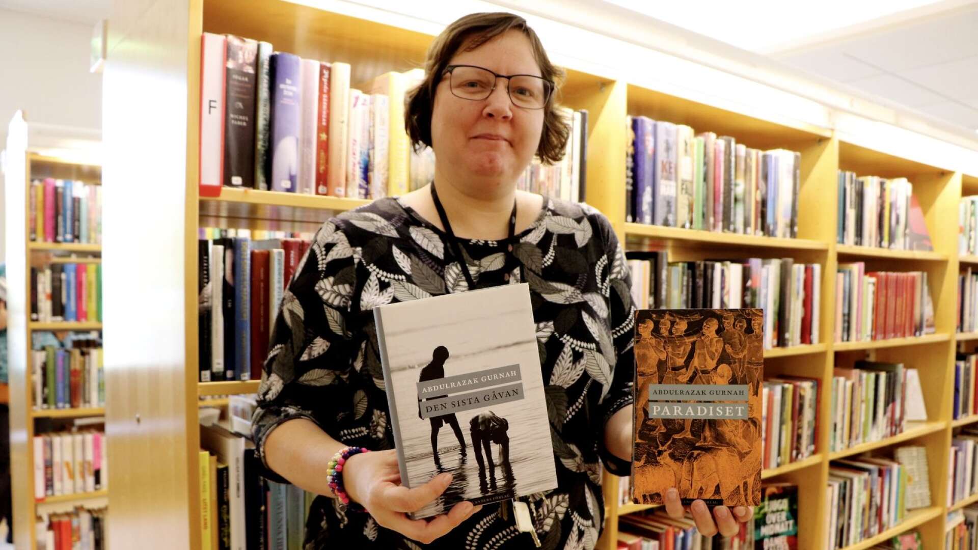Fredrika Johansson fann två exemplar av Nobelpristagaren Abdulrazak Gurnahs romaner på stadsbiblioteket.