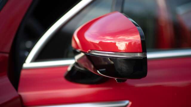 Vänster backspegel på en parkerad bil i Säffle, skadades i måndags./GENREBILD