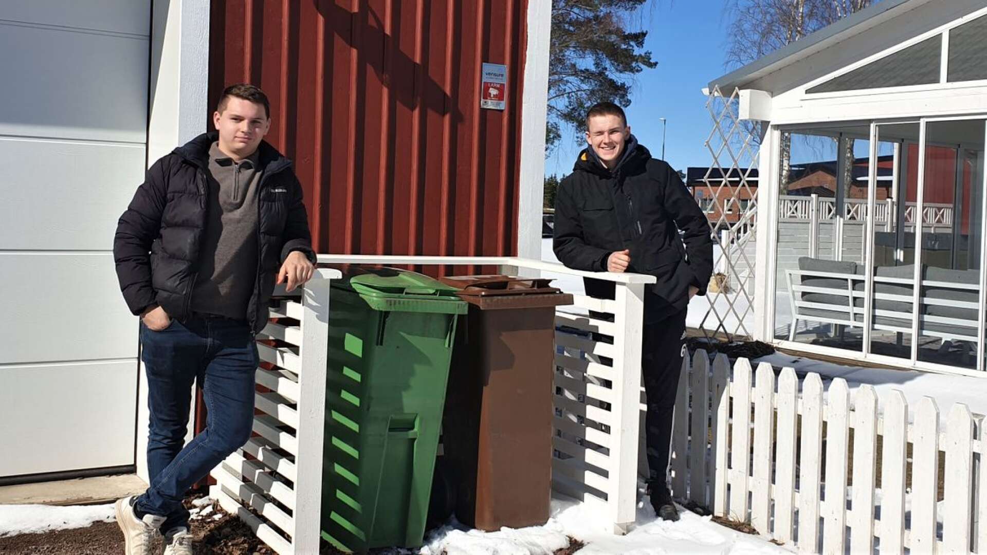 Filip Lundberg och Marcus Lundblad tycker det är roligt att jobba med sitt företag, som tillverkar hus till soptunnor.