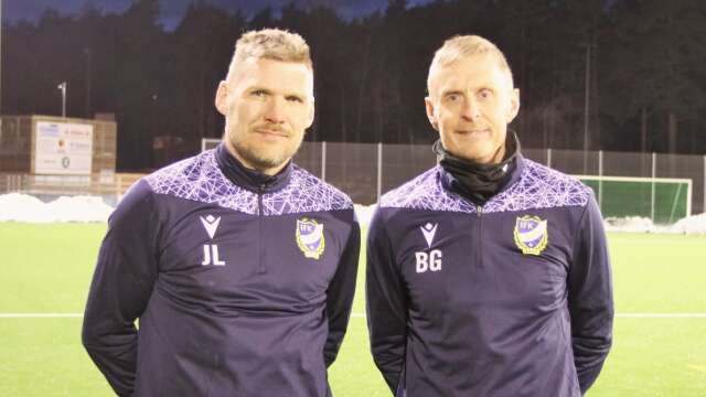 IFK Åmåls ledarteam Johan Leandersson och Bjarne Gårdebratt håller på IFK Uddevalla till helgen. Säkrar de sitt division 3-kontrakt, så säkrar de även IFK Åmåls division 4-kontrakt.
