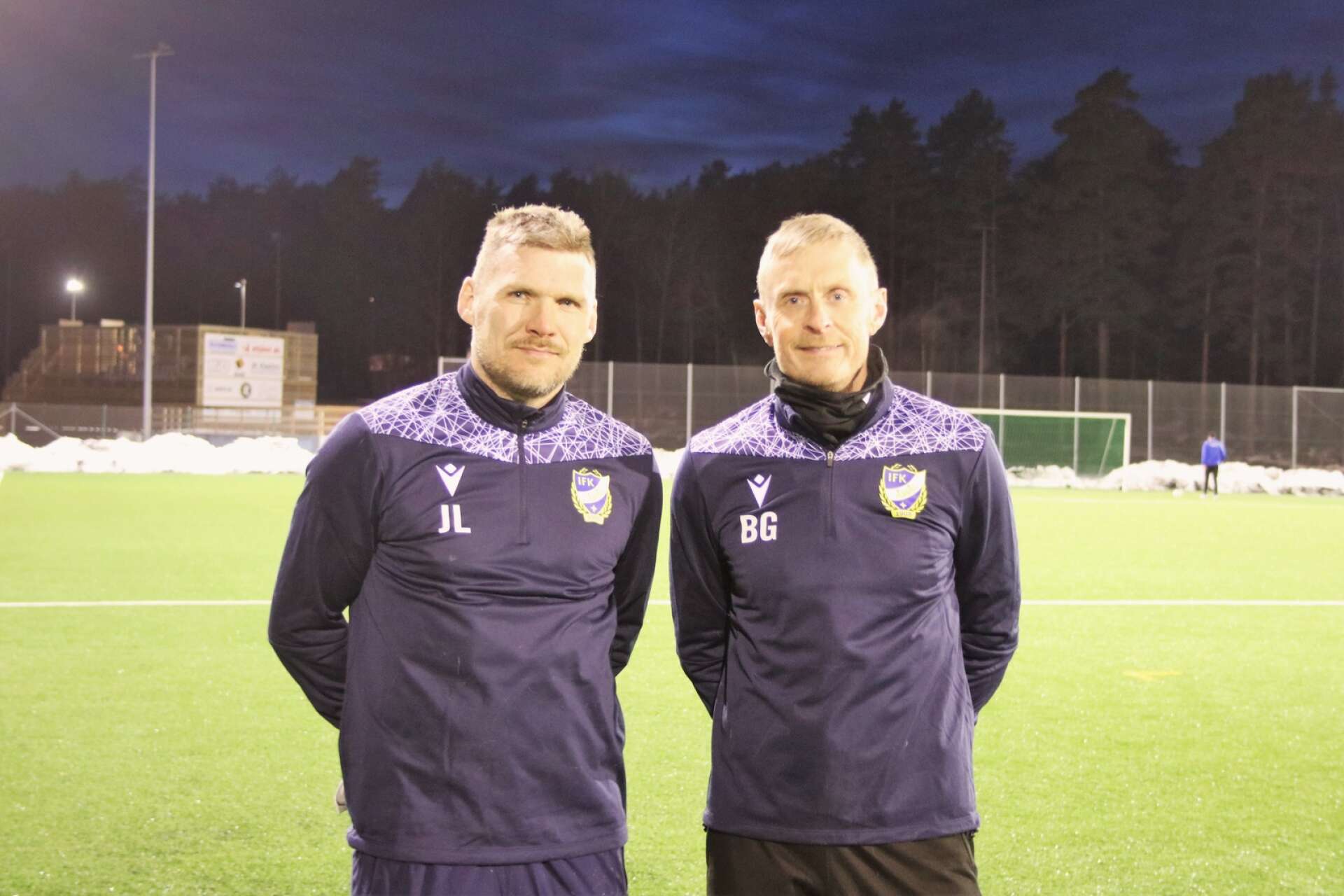 IFK Åmåls tränarduo Johan Leandersson och Bjarne Gårdebratt fick se sitt lag förlora med 0–4 mot nykomlingen Groheds IF. 