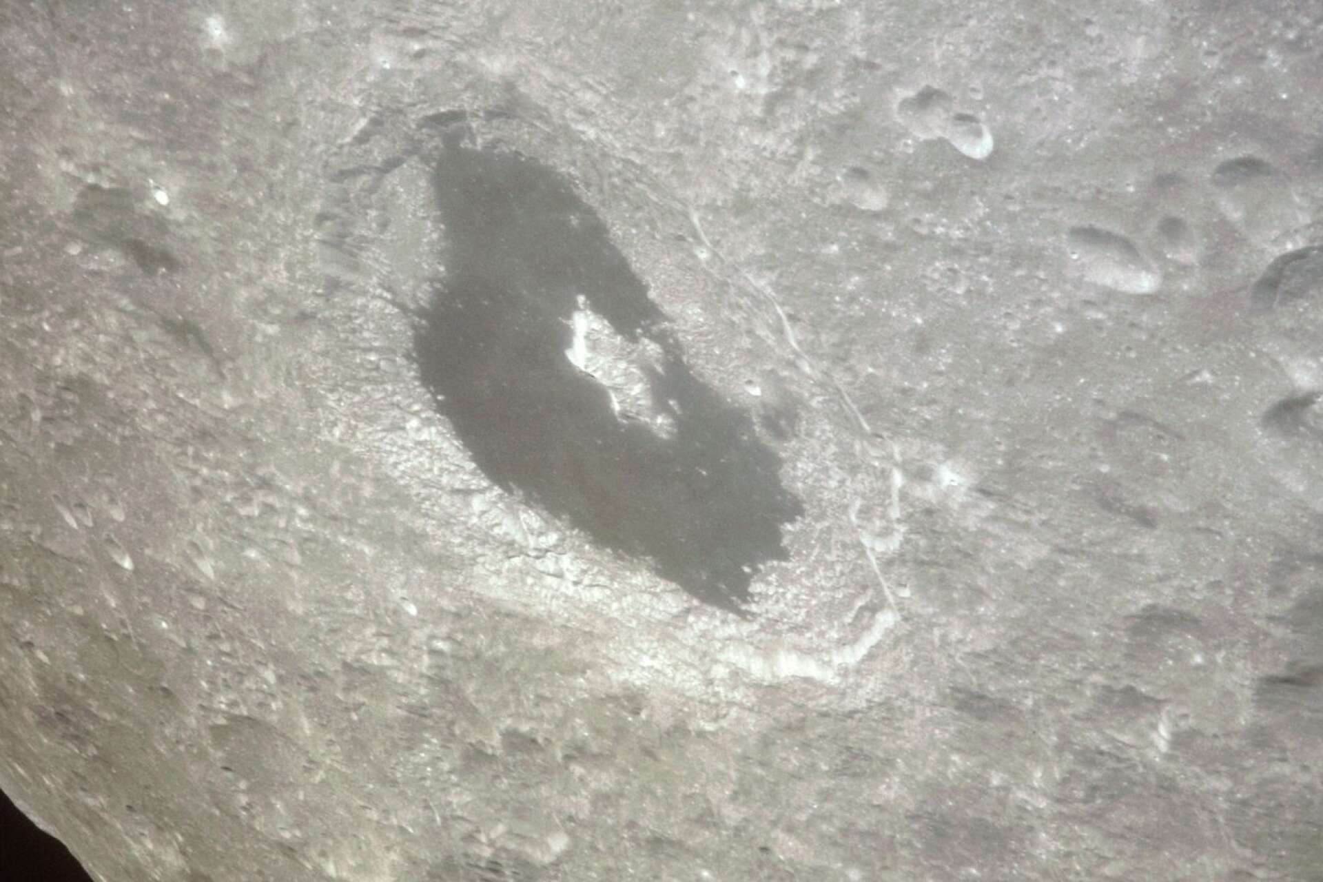 Tsiolkovskijkratern på månens baksida.